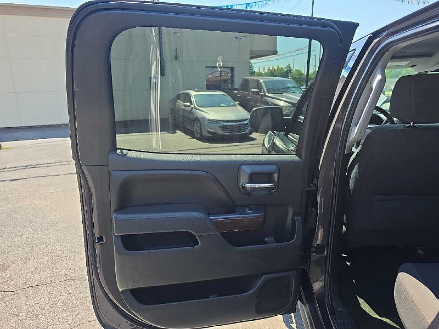 2015 GRAY /GRAY GMC Sierra 1500 SLE Crew Cab Short Box 4WD (3GTU2UEC5FG) with an 5.3L V8 OHV 16V engine, 6-Speed Automatic transmission, located at 3304 Woodville Road, Northwood, OH, 43619, (419) 210-8019, 41.612694, -83.480743 - Your #1 Destination for Auto Loans and mdash;No Matter Your Credit!At our dealership, we believe everyone deserves the opportunity to drive their dream car and mdash;whether you have good credit, bad credit, or no credit at all. With a wide selection of hundreds of cars, trucks, and SUVs, you'll fin- Photo#10