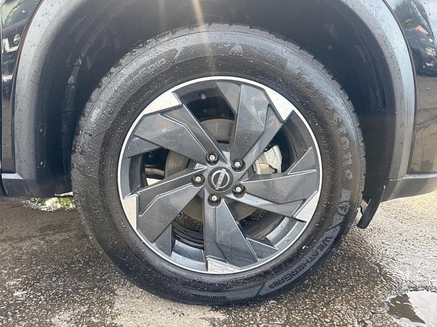 2024 BLACK /BLACK Nissan Rogue SV AWD (5N1BT3BB6RC) with an 2.5L L4 DOHC 16V engine, CVT transmission, located at 3304 Woodville Road, Northwood, OH, 43619, (419) 210-8019, 41.612694, -83.480743 - Your #1 Destination for Auto Loans and mdash;No Matter Your Credit!At our dealership, we believe everyone deserves the opportunity to drive their dream car and mdash;whether you have good credit, bad credit, or no credit at all. With a wide selection of hundreds of cars, trucks, and SUVs, you'll fin- Photo#17