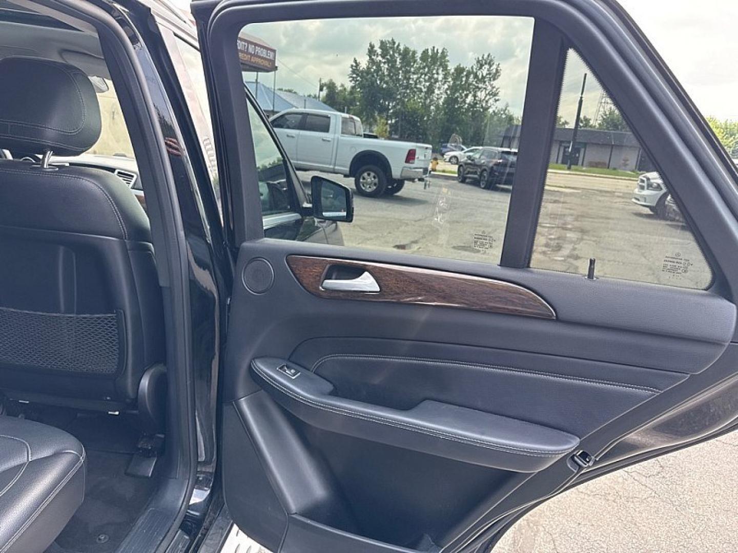 2015 BLACK /BLACK Mercedes-Benz M-Class ML350 4MATIC (4JGDA5HB4FA) with an 3.5L V6 DOHC 24V engine, 7-Speed Automatic transmission, located at 3304 Woodville Road, Northwood, OH, 43619, (419) 210-8019, 41.612694, -83.480743 - Your #1 Destination for Auto Loans and mdash;No Matter Your Credit!At our dealership, we believe everyone deserves the opportunity to drive their dream car and mdash;whether you have good credit, bad credit, or no credit at all. With a wide selection of hundreds of cars, trucks, and SUVs, you'll fin- Photo#13