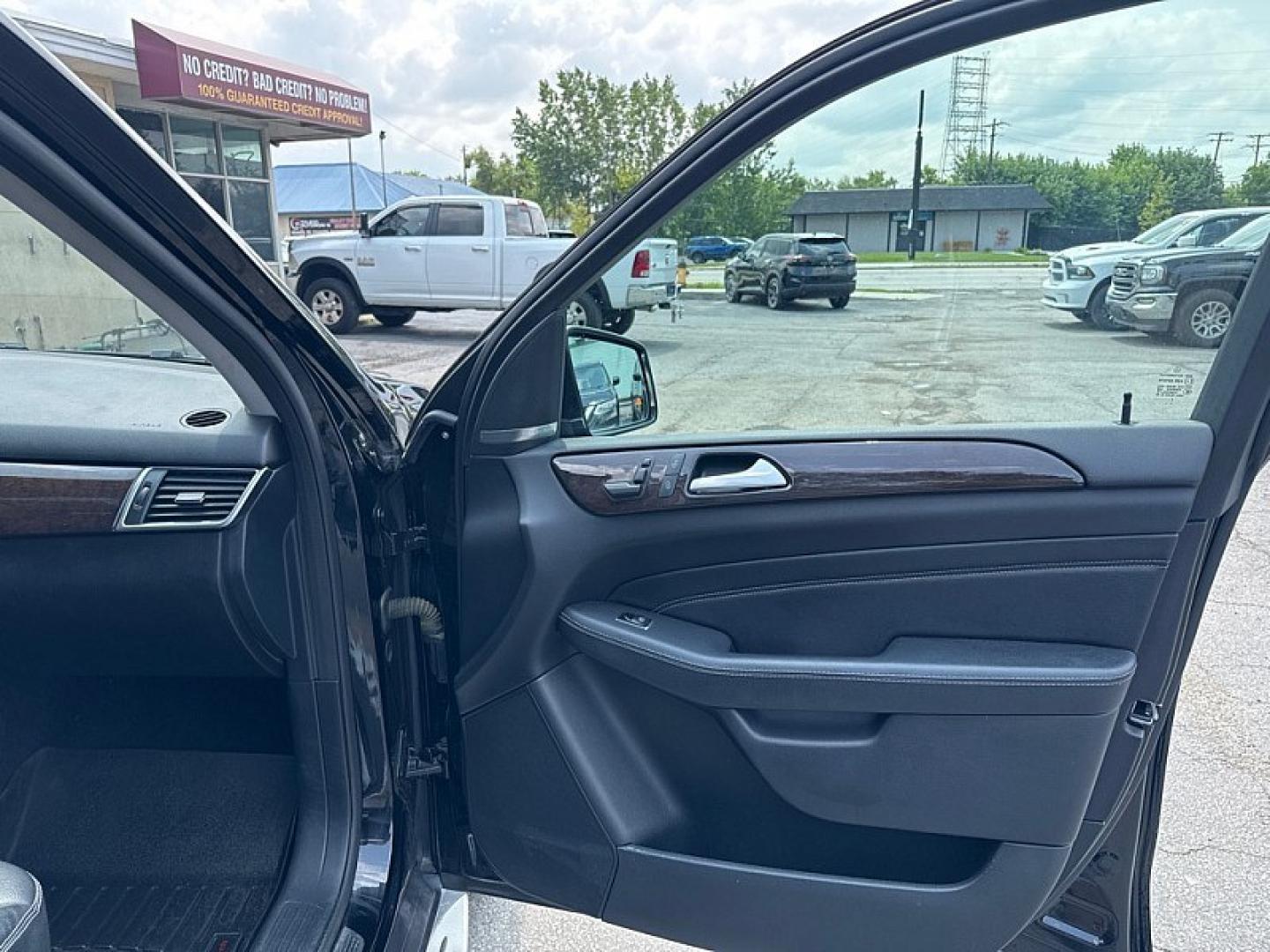 2015 BLACK /BLACK Mercedes-Benz M-Class ML350 4MATIC (4JGDA5HB4FA) with an 3.5L V6 DOHC 24V engine, 7-Speed Automatic transmission, located at 3304 Woodville Road, Northwood, OH, 43619, (419) 210-8019, 41.612694, -83.480743 - Your #1 Destination for Auto Loans and mdash;No Matter Your Credit!At our dealership, we believe everyone deserves the opportunity to drive their dream car and mdash;whether you have good credit, bad credit, or no credit at all. With a wide selection of hundreds of cars, trucks, and SUVs, you'll fin- Photo#15