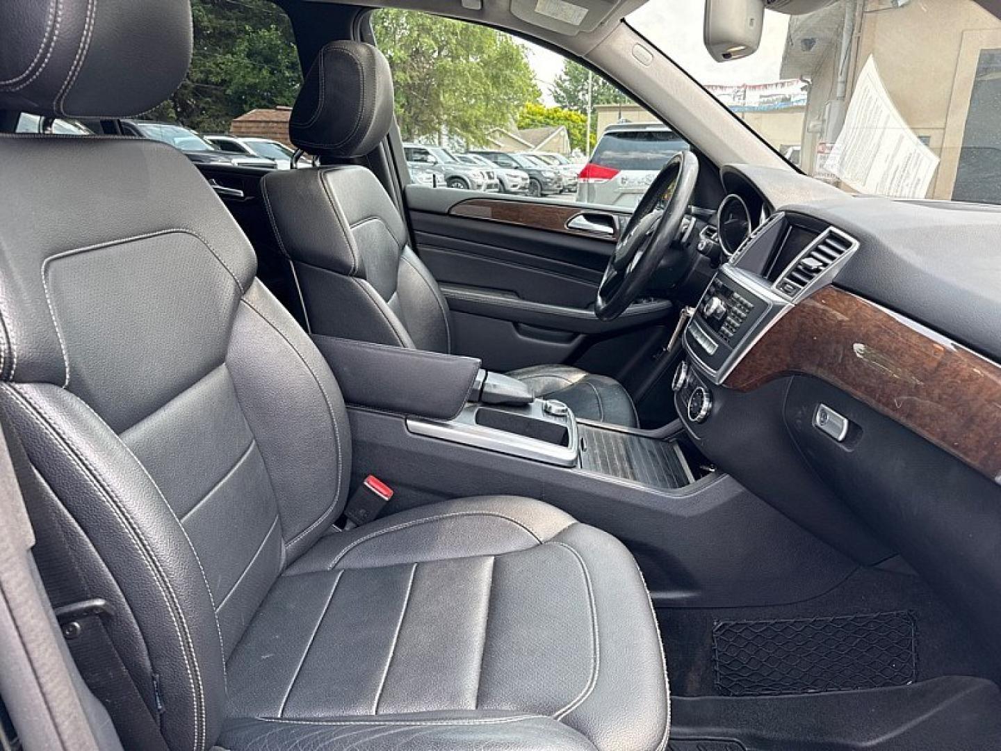 2015 BLACK /BLACK Mercedes-Benz M-Class ML350 4MATIC (4JGDA5HB4FA) with an 3.5L V6 DOHC 24V engine, 7-Speed Automatic transmission, located at 3304 Woodville Road, Northwood, OH, 43619, (419) 210-8019, 41.612694, -83.480743 - Your #1 Destination for Auto Loans and mdash;No Matter Your Credit!At our dealership, we believe everyone deserves the opportunity to drive their dream car and mdash;whether you have good credit, bad credit, or no credit at all. With a wide selection of hundreds of cars, trucks, and SUVs, you'll fin- Photo#16