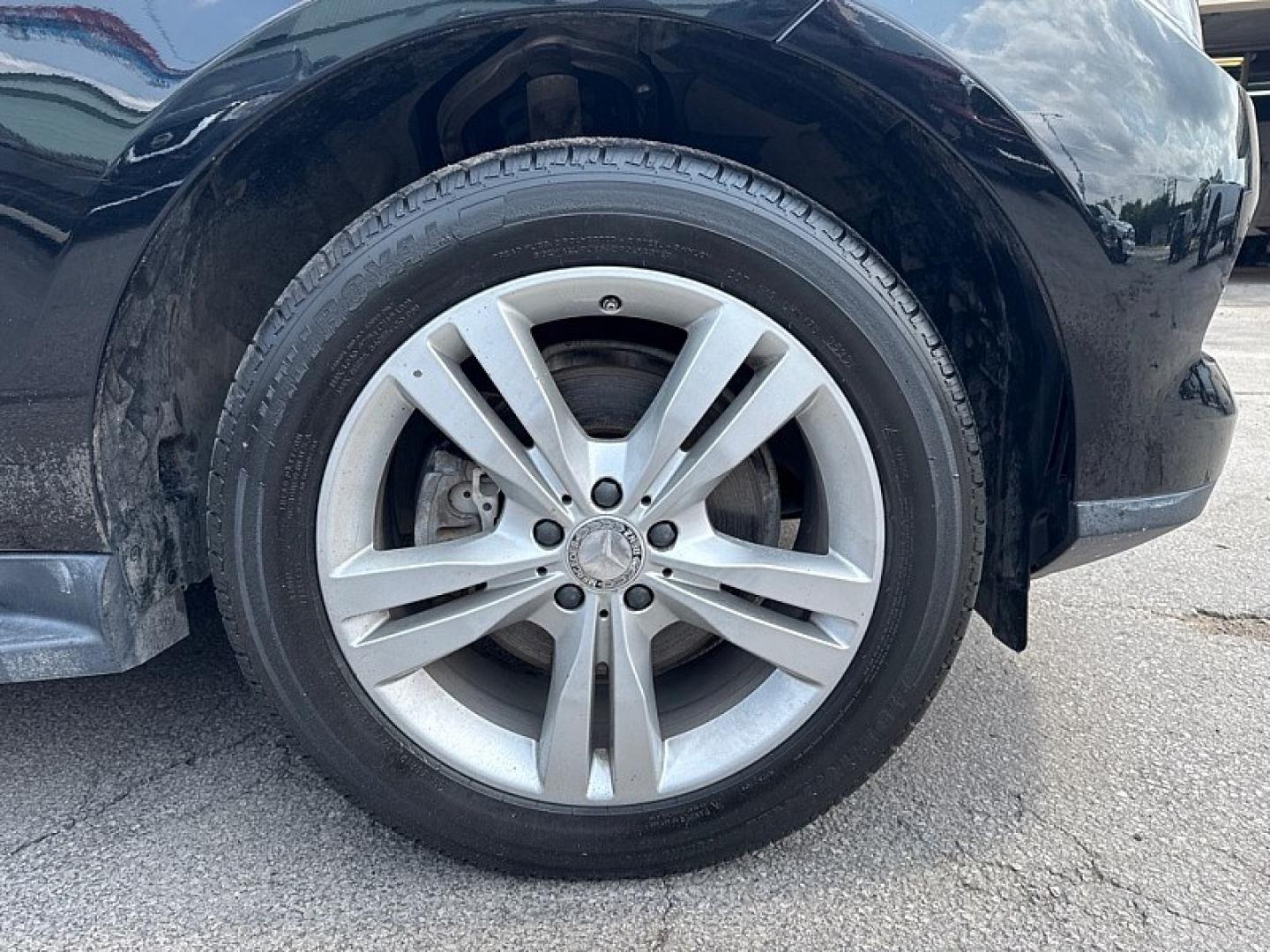 2015 BLACK /BLACK Mercedes-Benz M-Class ML350 4MATIC (4JGDA5HB4FA) with an 3.5L V6 DOHC 24V engine, 7-Speed Automatic transmission, located at 3304 Woodville Road, Northwood, OH, 43619, (419) 210-8019, 41.612694, -83.480743 - Your #1 Destination for Auto Loans and mdash;No Matter Your Credit!At our dealership, we believe everyone deserves the opportunity to drive their dream car and mdash;whether you have good credit, bad credit, or no credit at all. With a wide selection of hundreds of cars, trucks, and SUVs, you'll fin- Photo#17