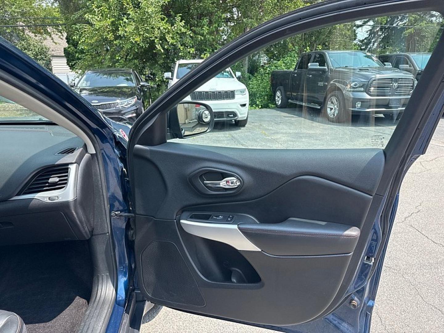 2018 BLUE /BLACK Jeep Cherokee Trailhawk 4WD (1C4PJMBBXJD) with an 2.4L L4 DOHC 16V engine, 9A transmission, located at 3304 Woodville Road, Northwood, OH, 43619, (419) 210-8019, 41.612694, -83.480743 - Your #1 Destination for Auto Loans and mdash;No Matter Your Credit!At our dealership, we believe everyone deserves the opportunity to drive their dream car and mdash;whether you have good credit, bad credit, or no credit at all. With a wide selection of hundreds of cars, trucks, and SUVs, you'll fin- Photo#15