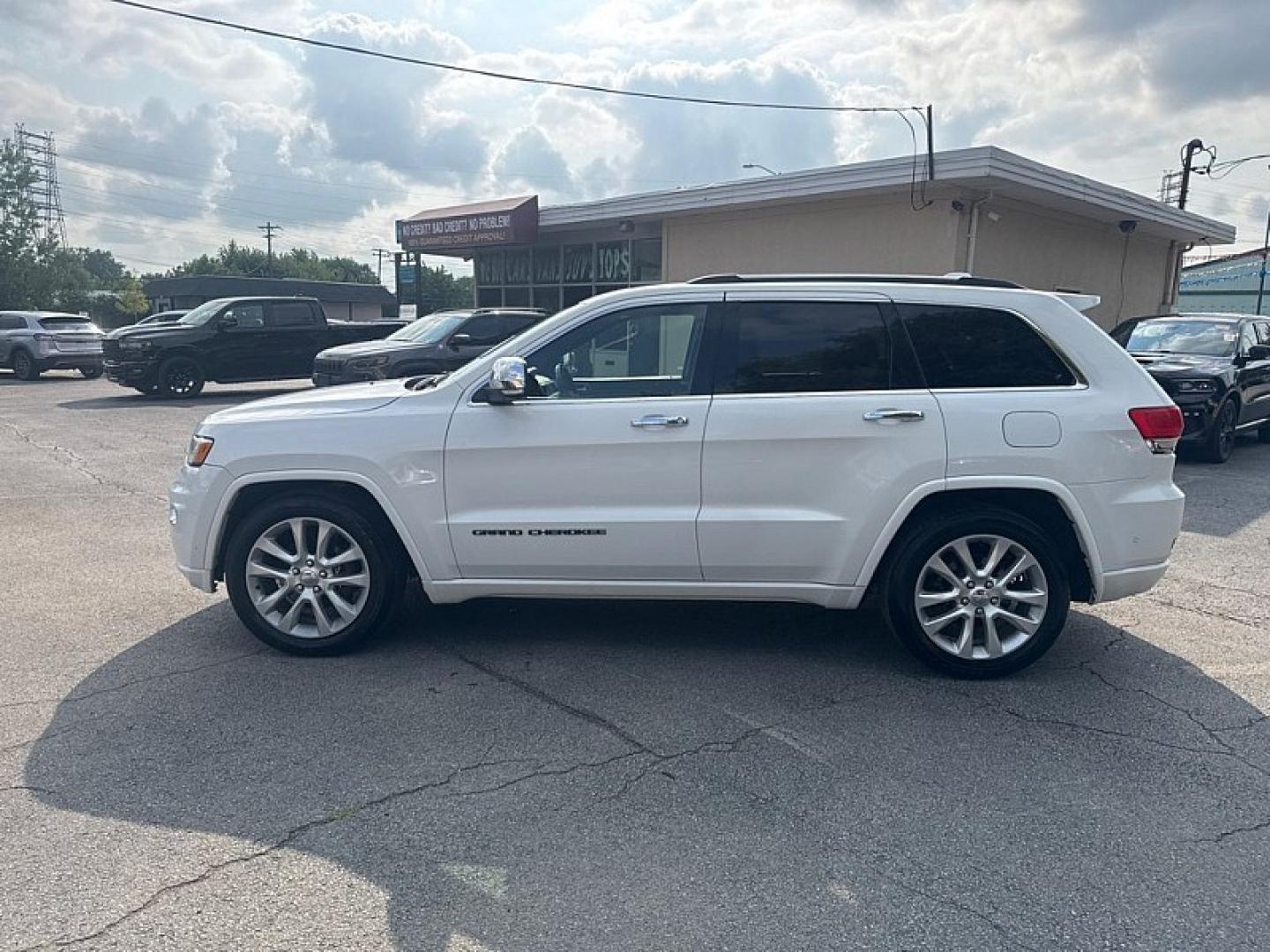 2017 WHITE /BLACK Jeep Grand Cherokee Overland 4WD (1C4RJFCG0HC) with an 3.6L V6 DOHC 24V engine, 8A transmission, located at 3304 Woodville Road, Northwood, OH, 43619, (419) 210-8019, 41.612694, -83.480743 - Your #1 Destination for Auto Loans and mdash;No Matter Your Credit!At our dealership, we believe everyone deserves the opportunity to drive their dream car and mdash;whether you have good credit, bad credit, or no credit at all. With a wide selection of hundreds of cars, trucks, and SUVs, you'll fin- Photo#1
