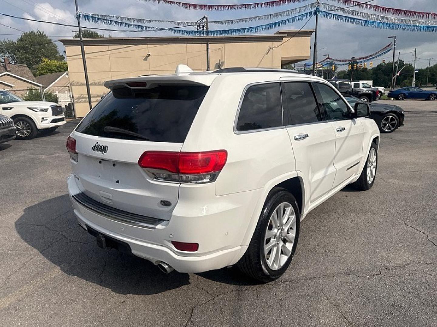 2017 WHITE /BLACK Jeep Grand Cherokee Overland 4WD (1C4RJFCG0HC) with an 3.6L V6 DOHC 24V engine, 8A transmission, located at 3304 Woodville Road, Northwood, OH, 43619, (419) 210-8019, 41.612694, -83.480743 - Your #1 Destination for Auto Loans and mdash;No Matter Your Credit!At our dealership, we believe everyone deserves the opportunity to drive their dream car and mdash;whether you have good credit, bad credit, or no credit at all. With a wide selection of hundreds of cars, trucks, and SUVs, you'll fin- Photo#4