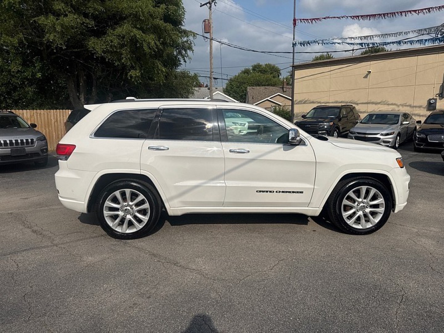2017 WHITE /BLACK Jeep Grand Cherokee Overland 4WD (1C4RJFCG0HC) with an 3.6L V6 DOHC 24V engine, 8A transmission, located at 3304 Woodville Road, Northwood, OH, 43619, (419) 210-8019, 41.612694, -83.480743 - Your #1 Destination for Auto Loans and mdash;No Matter Your Credit!At our dealership, we believe everyone deserves the opportunity to drive their dream car and mdash;whether you have good credit, bad credit, or no credit at all. With a wide selection of hundreds of cars, trucks, and SUVs, you'll fin- Photo#5