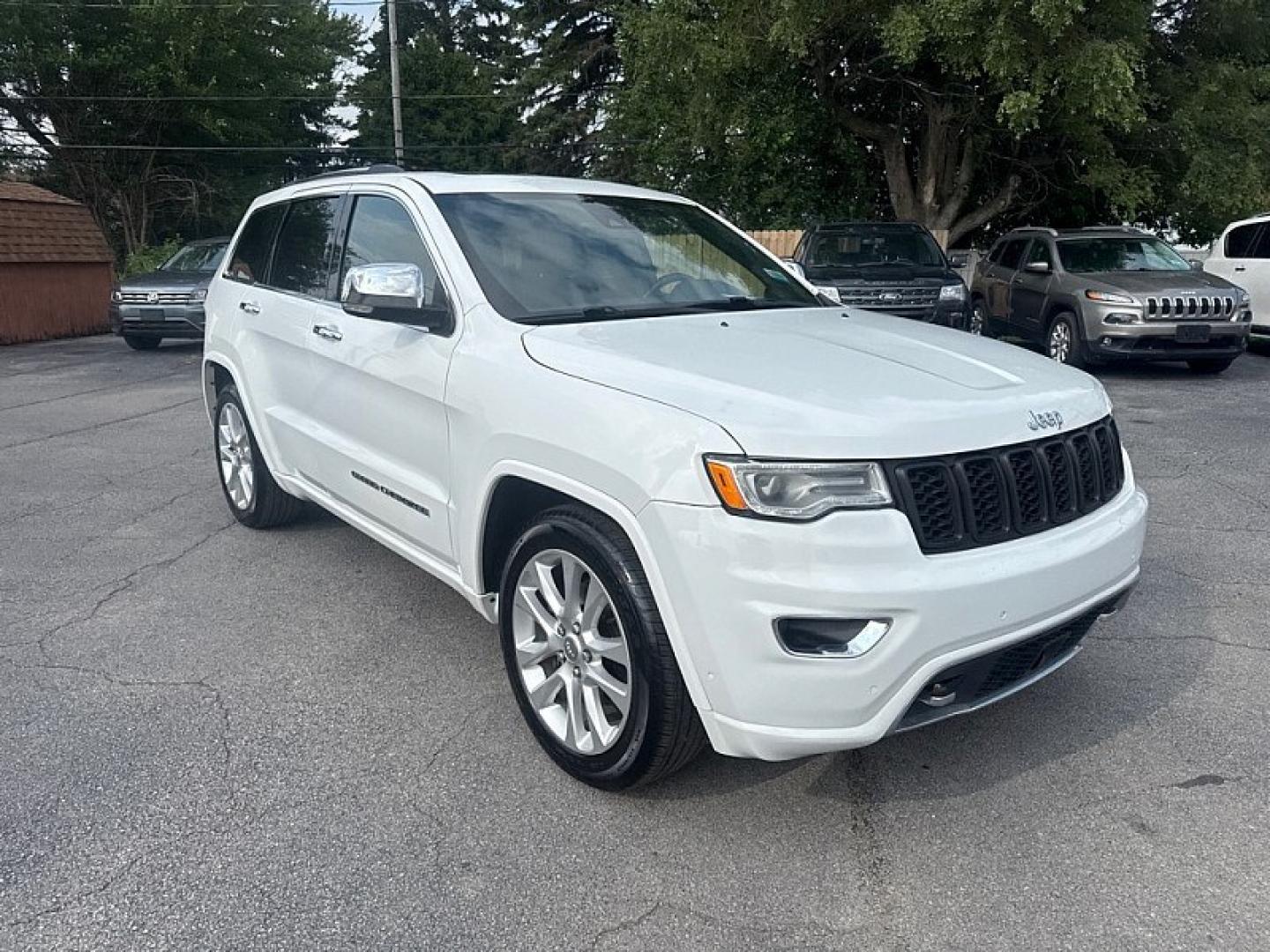 2017 WHITE /BLACK Jeep Grand Cherokee Overland 4WD (1C4RJFCG0HC) with an 3.6L V6 DOHC 24V engine, 8A transmission, located at 3304 Woodville Road, Northwood, OH, 43619, (419) 210-8019, 41.612694, -83.480743 - Your #1 Destination for Auto Loans and mdash;No Matter Your Credit!At our dealership, we believe everyone deserves the opportunity to drive their dream car and mdash;whether you have good credit, bad credit, or no credit at all. With a wide selection of hundreds of cars, trucks, and SUVs, you'll fin- Photo#6