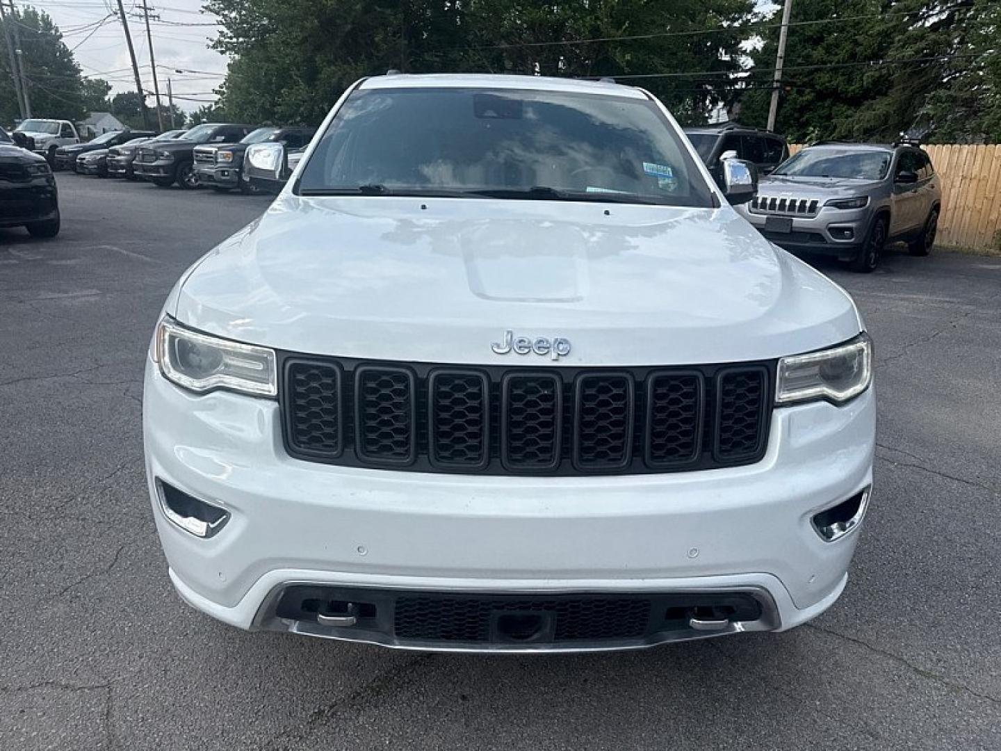 2017 WHITE /BLACK Jeep Grand Cherokee Overland 4WD (1C4RJFCG0HC) with an 3.6L V6 DOHC 24V engine, 8A transmission, located at 3304 Woodville Road, Northwood, OH, 43619, (419) 210-8019, 41.612694, -83.480743 - Your #1 Destination for Auto Loans and mdash;No Matter Your Credit!At our dealership, we believe everyone deserves the opportunity to drive their dream car and mdash;whether you have good credit, bad credit, or no credit at all. With a wide selection of hundreds of cars, trucks, and SUVs, you'll fin- Photo#7