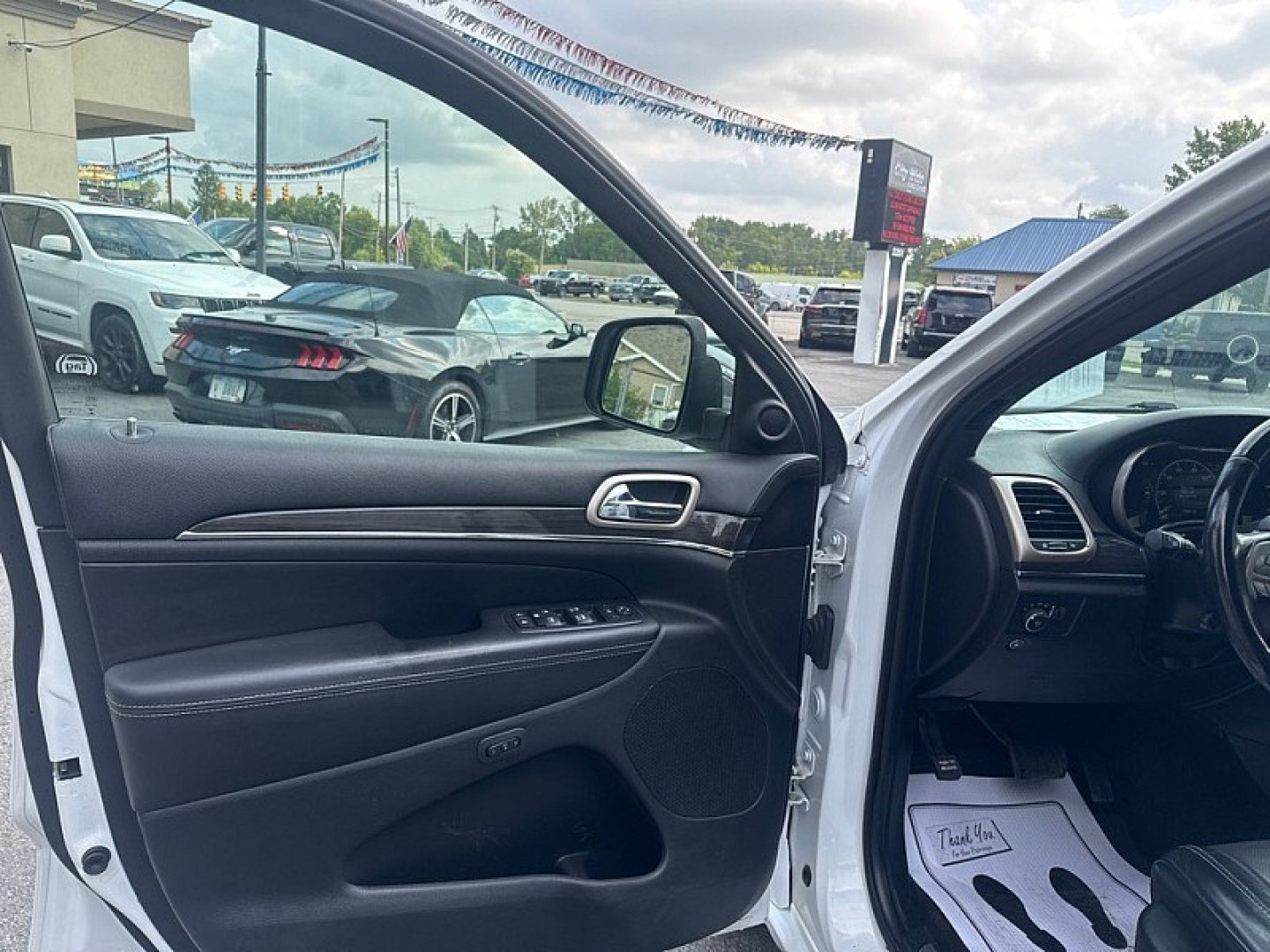 2017 WHITE /BLACK Jeep Grand Cherokee Overland 4WD (1C4RJFCG0HC) with an 3.6L V6 DOHC 24V engine, 8A transmission, located at 3304 Woodville Road, Northwood, OH, 43619, (419) 210-8019, 41.612694, -83.480743 - Your #1 Destination for Auto Loans and mdash;No Matter Your Credit!At our dealership, we believe everyone deserves the opportunity to drive their dream car and mdash;whether you have good credit, bad credit, or no credit at all. With a wide selection of hundreds of cars, trucks, and SUVs, you'll fin- Photo#8