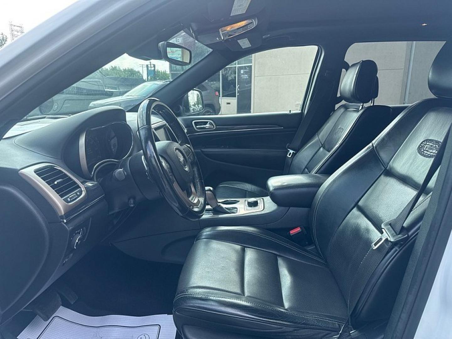 2017 WHITE /BLACK Jeep Grand Cherokee Overland 4WD (1C4RJFCG0HC) with an 3.6L V6 DOHC 24V engine, 8A transmission, located at 3304 Woodville Road, Northwood, OH, 43619, (419) 210-8019, 41.612694, -83.480743 - Your #1 Destination for Auto Loans and mdash;No Matter Your Credit!At our dealership, we believe everyone deserves the opportunity to drive their dream car and mdash;whether you have good credit, bad credit, or no credit at all. With a wide selection of hundreds of cars, trucks, and SUVs, you'll fin- Photo#9