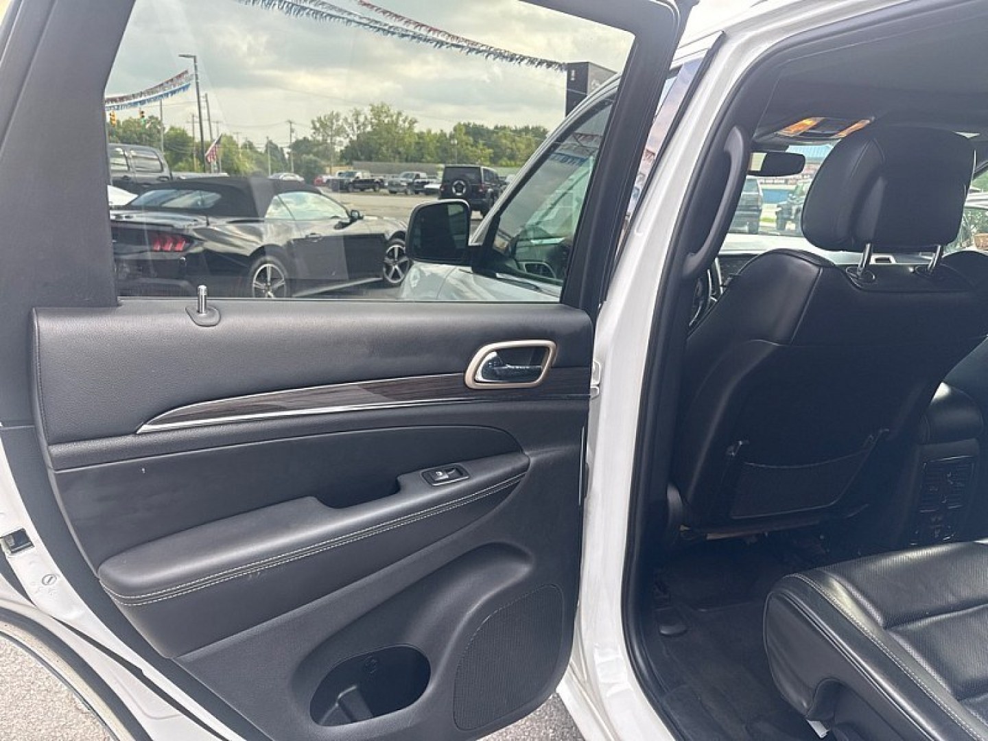 2017 WHITE /BLACK Jeep Grand Cherokee Overland 4WD (1C4RJFCG0HC) with an 3.6L V6 DOHC 24V engine, 8A transmission, located at 3304 Woodville Road, Northwood, OH, 43619, (419) 210-8019, 41.612694, -83.480743 - Your #1 Destination for Auto Loans and mdash;No Matter Your Credit!At our dealership, we believe everyone deserves the opportunity to drive their dream car and mdash;whether you have good credit, bad credit, or no credit at all. With a wide selection of hundreds of cars, trucks, and SUVs, you'll fin- Photo#10