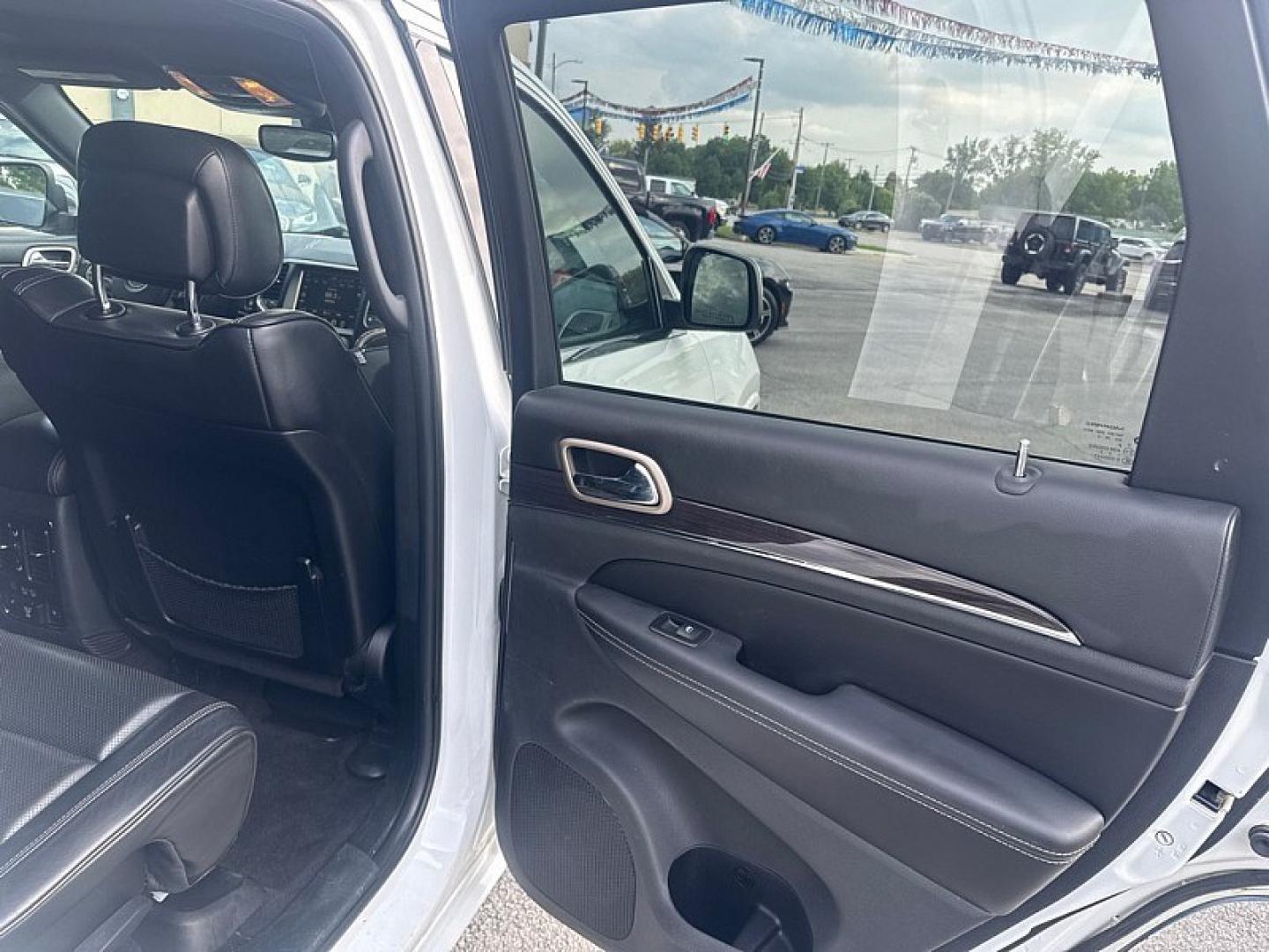 2017 WHITE /BLACK Jeep Grand Cherokee Overland 4WD (1C4RJFCG0HC) with an 3.6L V6 DOHC 24V engine, 8A transmission, located at 3304 Woodville Road, Northwood, OH, 43619, (419) 210-8019, 41.612694, -83.480743 - Your #1 Destination for Auto Loans and mdash;No Matter Your Credit!At our dealership, we believe everyone deserves the opportunity to drive their dream car and mdash;whether you have good credit, bad credit, or no credit at all. With a wide selection of hundreds of cars, trucks, and SUVs, you'll fin- Photo#13