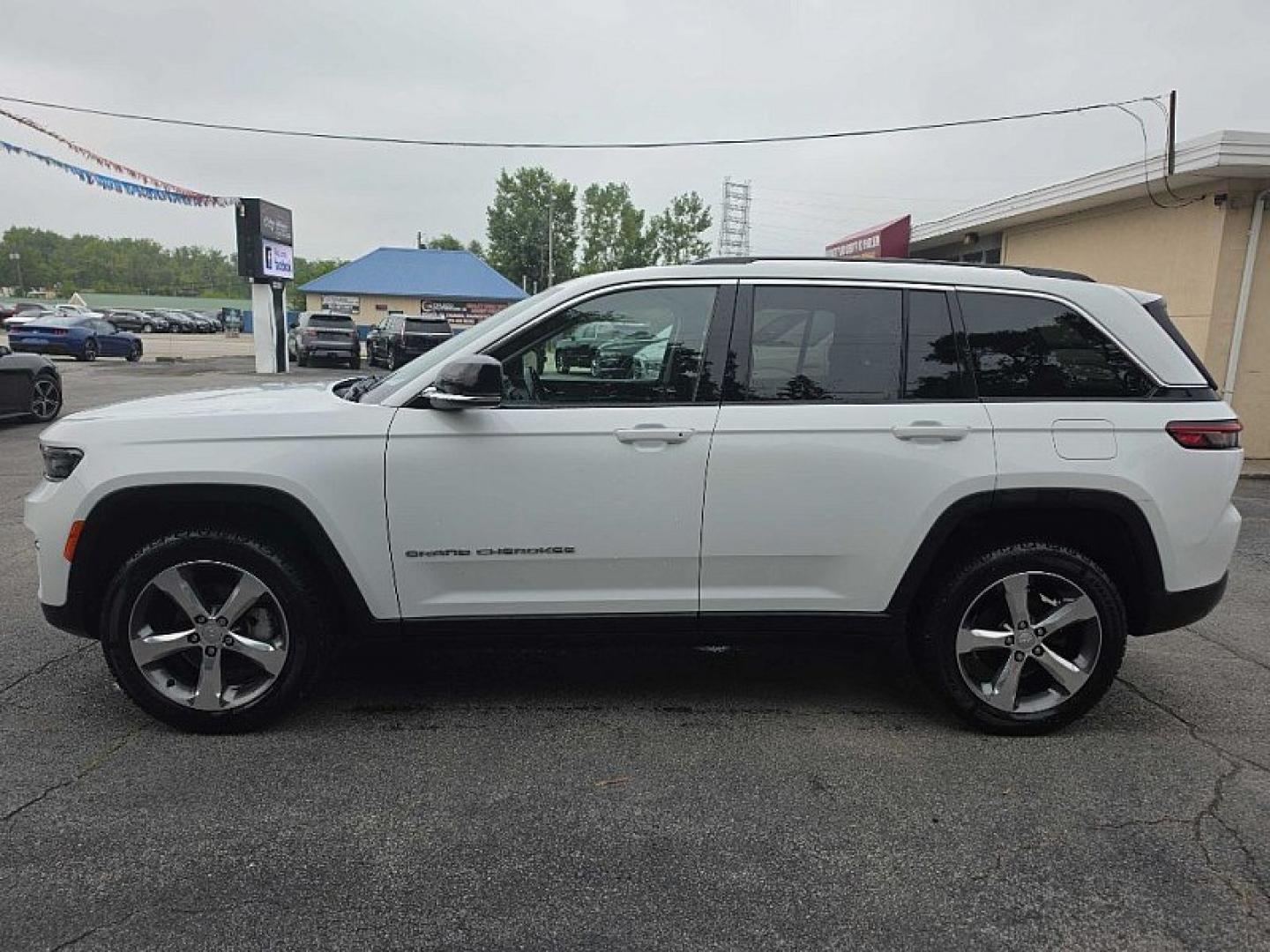 2022 WHITE /BLACK Jeep Grand Cherokee Limited 4WD (1C4RJHBG6N8) with an 3.6L V6 DOHC 24V engine, 8A transmission, located at 3304 Woodville Road, Northwood, OH, 43619, (419) 210-8019, 41.612694, -83.480743 - Your #1 Destination for Auto Loans and mdash;No Matter Your Credit!At our dealership, we believe everyone deserves the opportunity to drive their dream car and mdash;whether you have good credit, bad credit, or no credit at all. With a wide selection of hundreds of cars, trucks, and SUVs, you'll fin- Photo#1