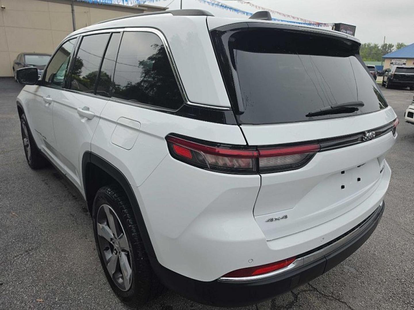 2022 WHITE /BLACK Jeep Grand Cherokee Limited 4WD (1C4RJHBG6N8) with an 3.6L V6 DOHC 24V engine, 8A transmission, located at 3304 Woodville Road, Northwood, OH, 43619, (419) 210-8019, 41.612694, -83.480743 - Your #1 Destination for Auto Loans and mdash;No Matter Your Credit!At our dealership, we believe everyone deserves the opportunity to drive their dream car and mdash;whether you have good credit, bad credit, or no credit at all. With a wide selection of hundreds of cars, trucks, and SUVs, you'll fin- Photo#2