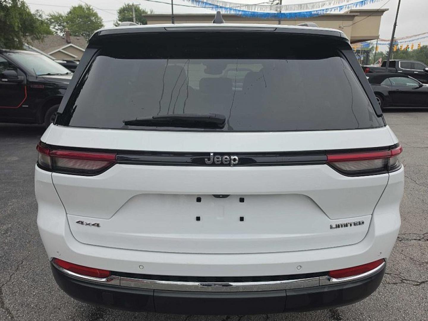 2022 WHITE /BLACK Jeep Grand Cherokee Limited 4WD (1C4RJHBG6N8) with an 3.6L V6 DOHC 24V engine, 8A transmission, located at 3304 Woodville Road, Northwood, OH, 43619, (419) 210-8019, 41.612694, -83.480743 - Your #1 Destination for Auto Loans and mdash;No Matter Your Credit!At our dealership, we believe everyone deserves the opportunity to drive their dream car and mdash;whether you have good credit, bad credit, or no credit at all. With a wide selection of hundreds of cars, trucks, and SUVs, you'll fin- Photo#3