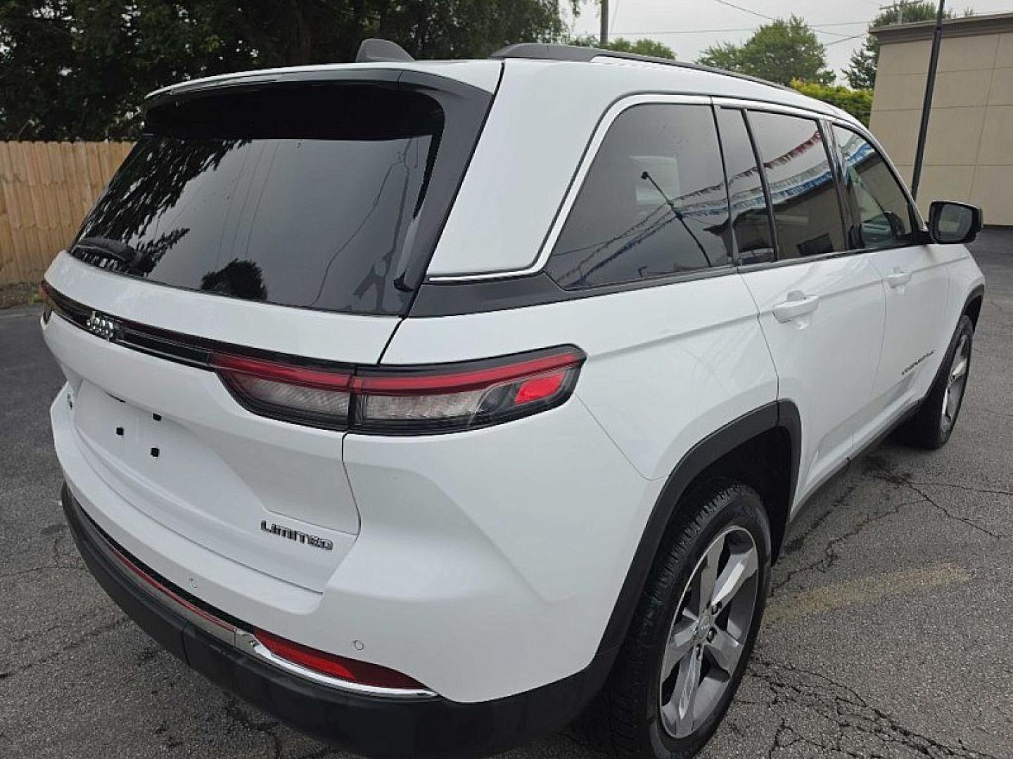 2022 WHITE /BLACK Jeep Grand Cherokee Limited 4WD (1C4RJHBG6N8) with an 3.6L V6 DOHC 24V engine, 8A transmission, located at 3304 Woodville Road, Northwood, OH, 43619, (419) 210-8019, 41.612694, -83.480743 - Your #1 Destination for Auto Loans and mdash;No Matter Your Credit!At our dealership, we believe everyone deserves the opportunity to drive their dream car and mdash;whether you have good credit, bad credit, or no credit at all. With a wide selection of hundreds of cars, trucks, and SUVs, you'll fin- Photo#4