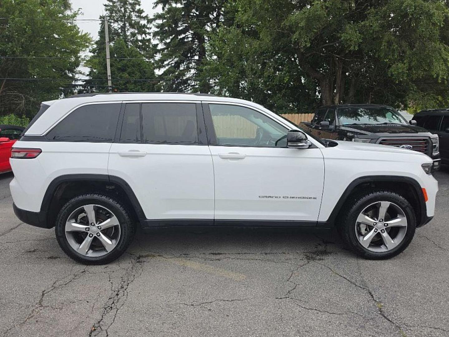 2022 WHITE /BLACK Jeep Grand Cherokee Limited 4WD (1C4RJHBG6N8) with an 3.6L V6 DOHC 24V engine, 8A transmission, located at 3304 Woodville Road, Northwood, OH, 43619, (419) 210-8019, 41.612694, -83.480743 - Your #1 Destination for Auto Loans and mdash;No Matter Your Credit!At our dealership, we believe everyone deserves the opportunity to drive their dream car and mdash;whether you have good credit, bad credit, or no credit at all. With a wide selection of hundreds of cars, trucks, and SUVs, you'll fin- Photo#5