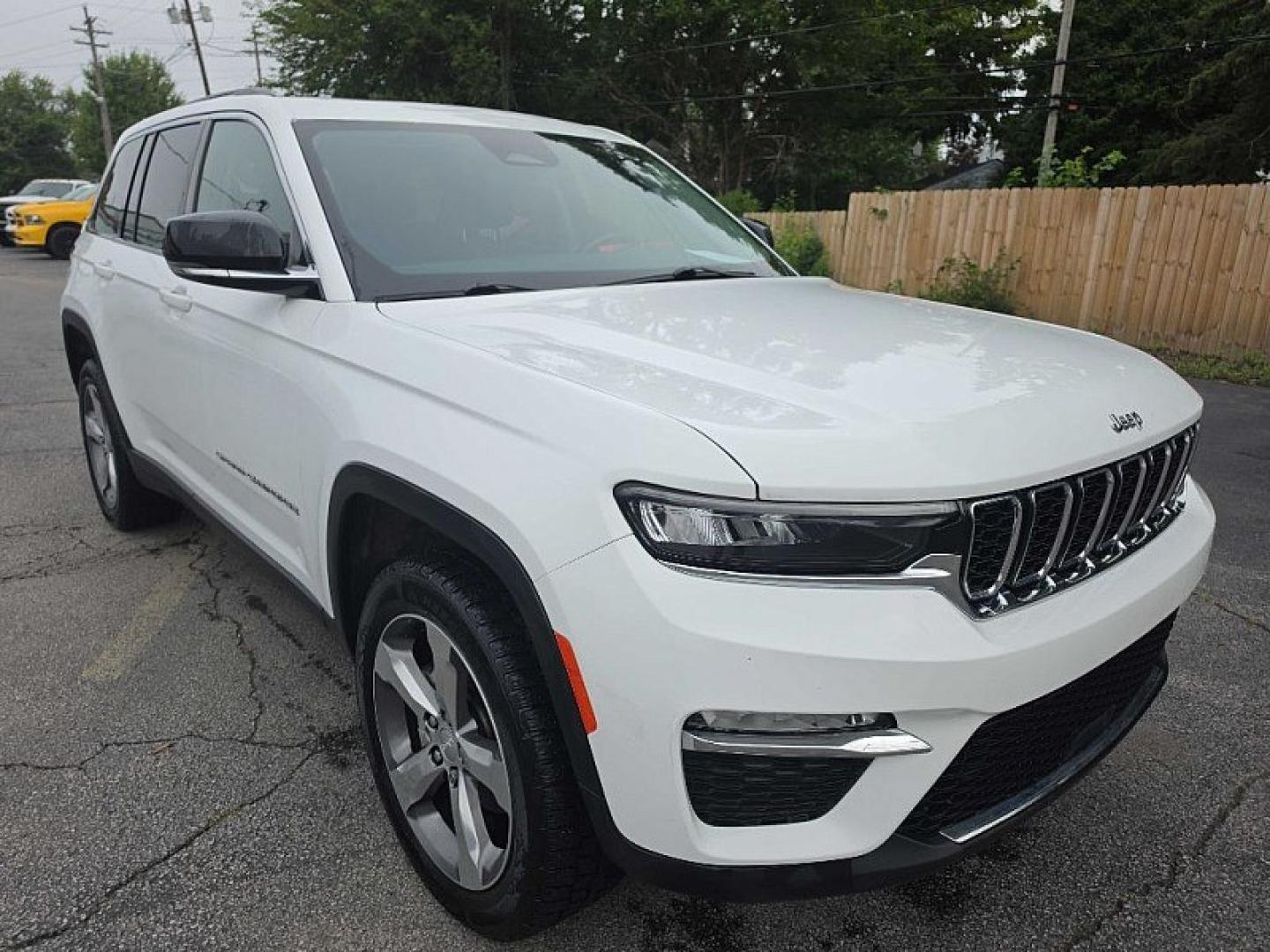 2022 WHITE /BLACK Jeep Grand Cherokee Limited 4WD (1C4RJHBG6N8) with an 3.6L V6 DOHC 24V engine, 8A transmission, located at 3304 Woodville Road, Northwood, OH, 43619, (419) 210-8019, 41.612694, -83.480743 - Your #1 Destination for Auto Loans and mdash;No Matter Your Credit!At our dealership, we believe everyone deserves the opportunity to drive their dream car and mdash;whether you have good credit, bad credit, or no credit at all. With a wide selection of hundreds of cars, trucks, and SUVs, you'll fin- Photo#6