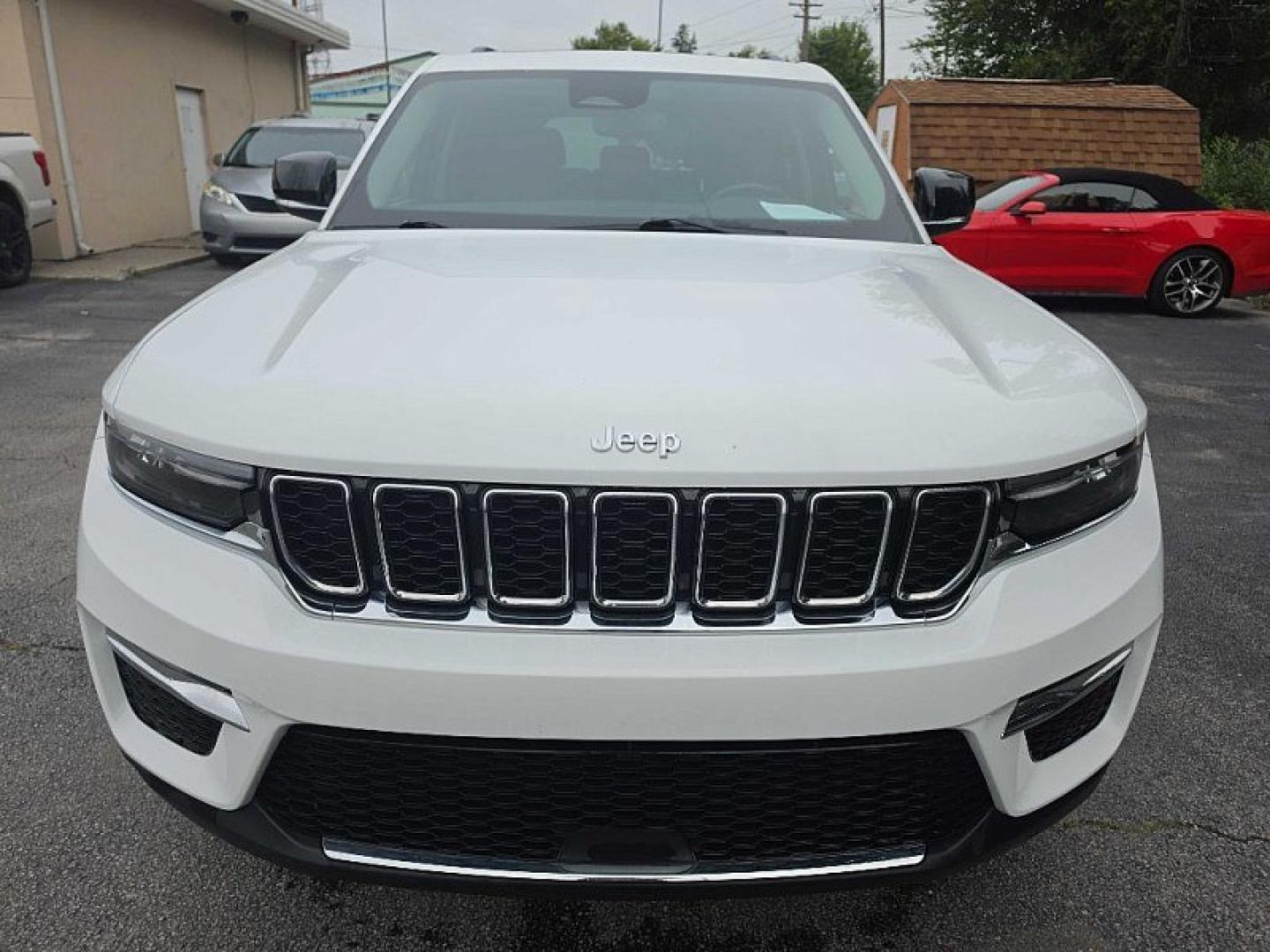 2022 WHITE /BLACK Jeep Grand Cherokee Limited 4WD (1C4RJHBG6N8) with an 3.6L V6 DOHC 24V engine, 8A transmission, located at 3304 Woodville Road, Northwood, OH, 43619, (419) 210-8019, 41.612694, -83.480743 - Your #1 Destination for Auto Loans and mdash;No Matter Your Credit!At our dealership, we believe everyone deserves the opportunity to drive their dream car and mdash;whether you have good credit, bad credit, or no credit at all. With a wide selection of hundreds of cars, trucks, and SUVs, you'll fin- Photo#7