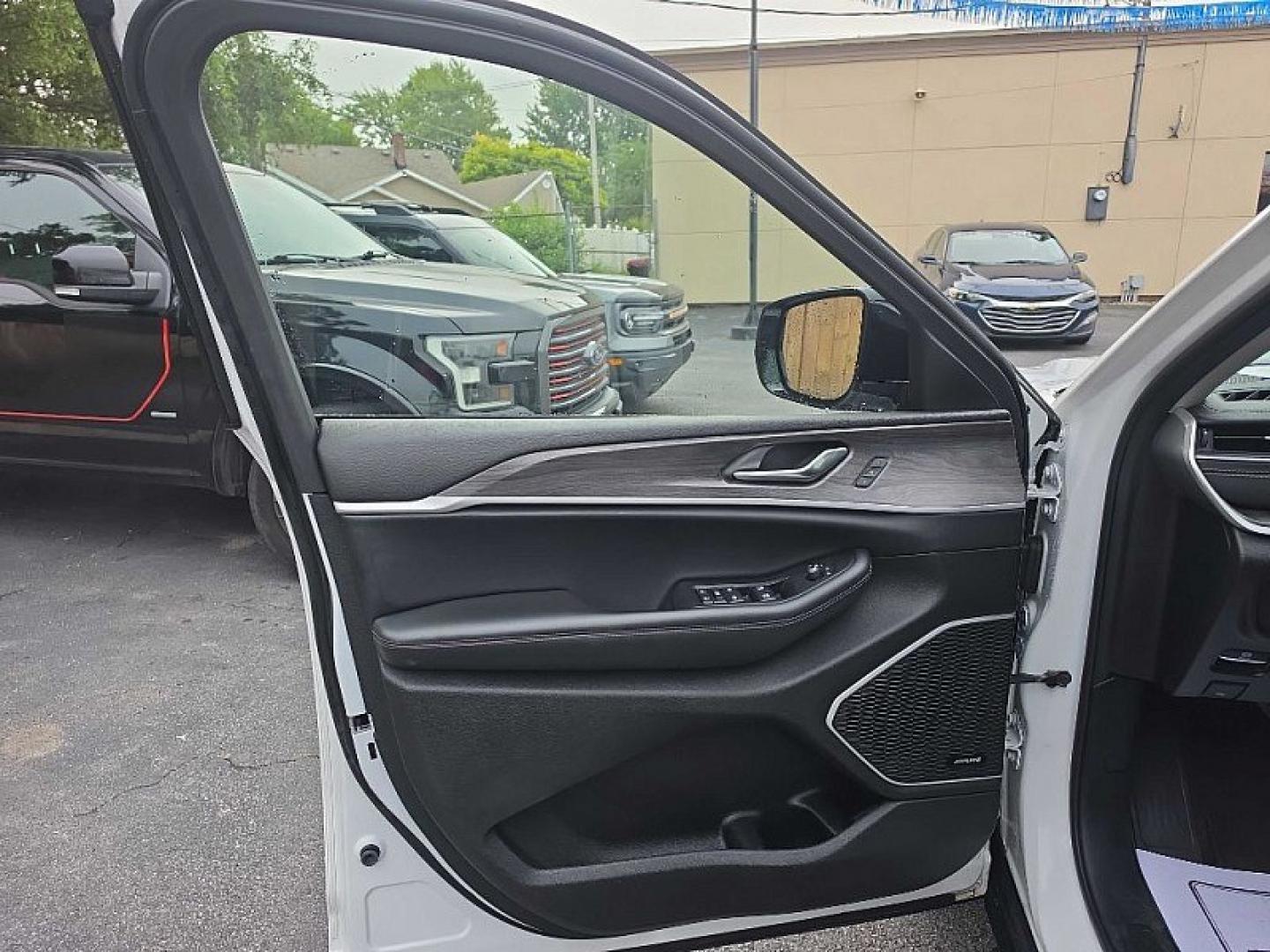 2022 WHITE /BLACK Jeep Grand Cherokee Limited 4WD (1C4RJHBG6N8) with an 3.6L V6 DOHC 24V engine, 8A transmission, located at 3304 Woodville Road, Northwood, OH, 43619, (419) 210-8019, 41.612694, -83.480743 - Your #1 Destination for Auto Loans and mdash;No Matter Your Credit!At our dealership, we believe everyone deserves the opportunity to drive their dream car and mdash;whether you have good credit, bad credit, or no credit at all. With a wide selection of hundreds of cars, trucks, and SUVs, you'll fin- Photo#8