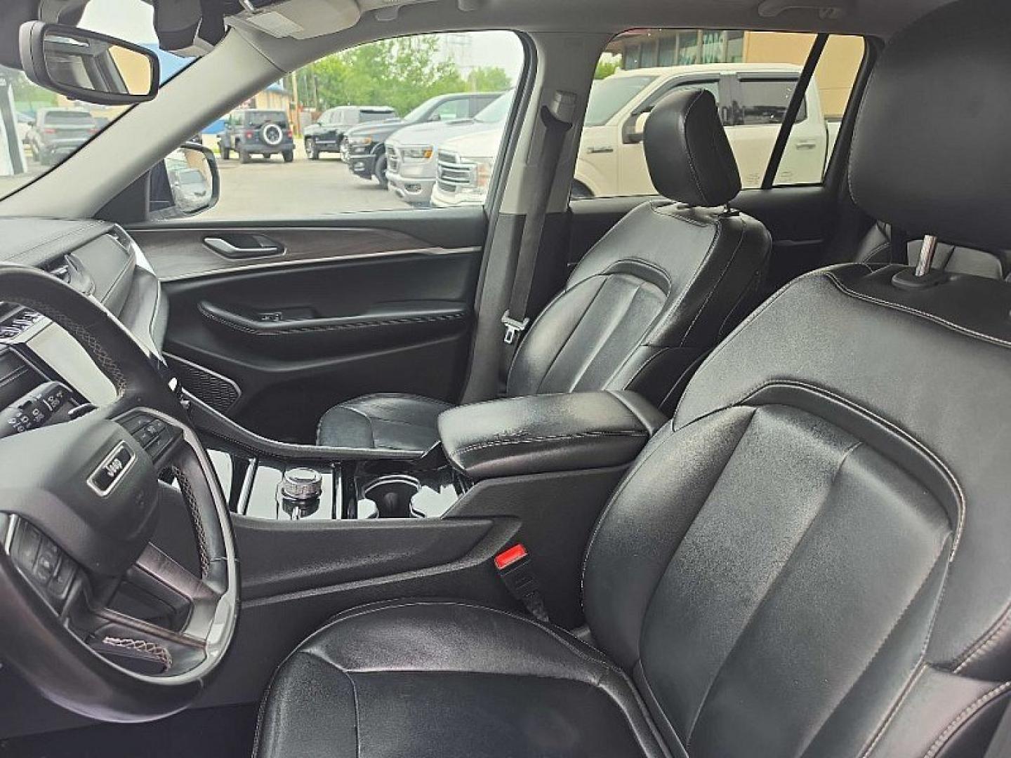 2022 WHITE /BLACK Jeep Grand Cherokee Limited 4WD (1C4RJHBG6N8) with an 3.6L V6 DOHC 24V engine, 8A transmission, located at 3304 Woodville Road, Northwood, OH, 43619, (419) 210-8019, 41.612694, -83.480743 - Your #1 Destination for Auto Loans and mdash;No Matter Your Credit!At our dealership, we believe everyone deserves the opportunity to drive their dream car and mdash;whether you have good credit, bad credit, or no credit at all. With a wide selection of hundreds of cars, trucks, and SUVs, you'll fin- Photo#9