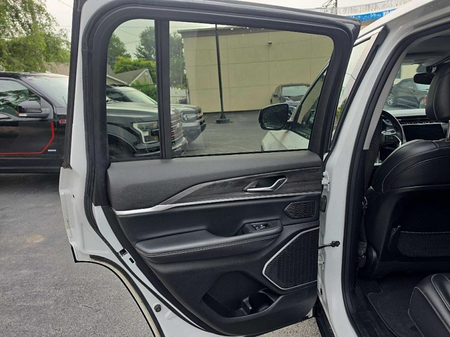 2022 WHITE /BLACK Jeep Grand Cherokee Limited 4WD (1C4RJHBG6N8) with an 3.6L V6 DOHC 24V engine, 8A transmission, located at 3304 Woodville Road, Northwood, OH, 43619, (419) 210-8019, 41.612694, -83.480743 - Your #1 Destination for Auto Loans and mdash;No Matter Your Credit!At our dealership, we believe everyone deserves the opportunity to drive their dream car and mdash;whether you have good credit, bad credit, or no credit at all. With a wide selection of hundreds of cars, trucks, and SUVs, you'll fin- Photo#10