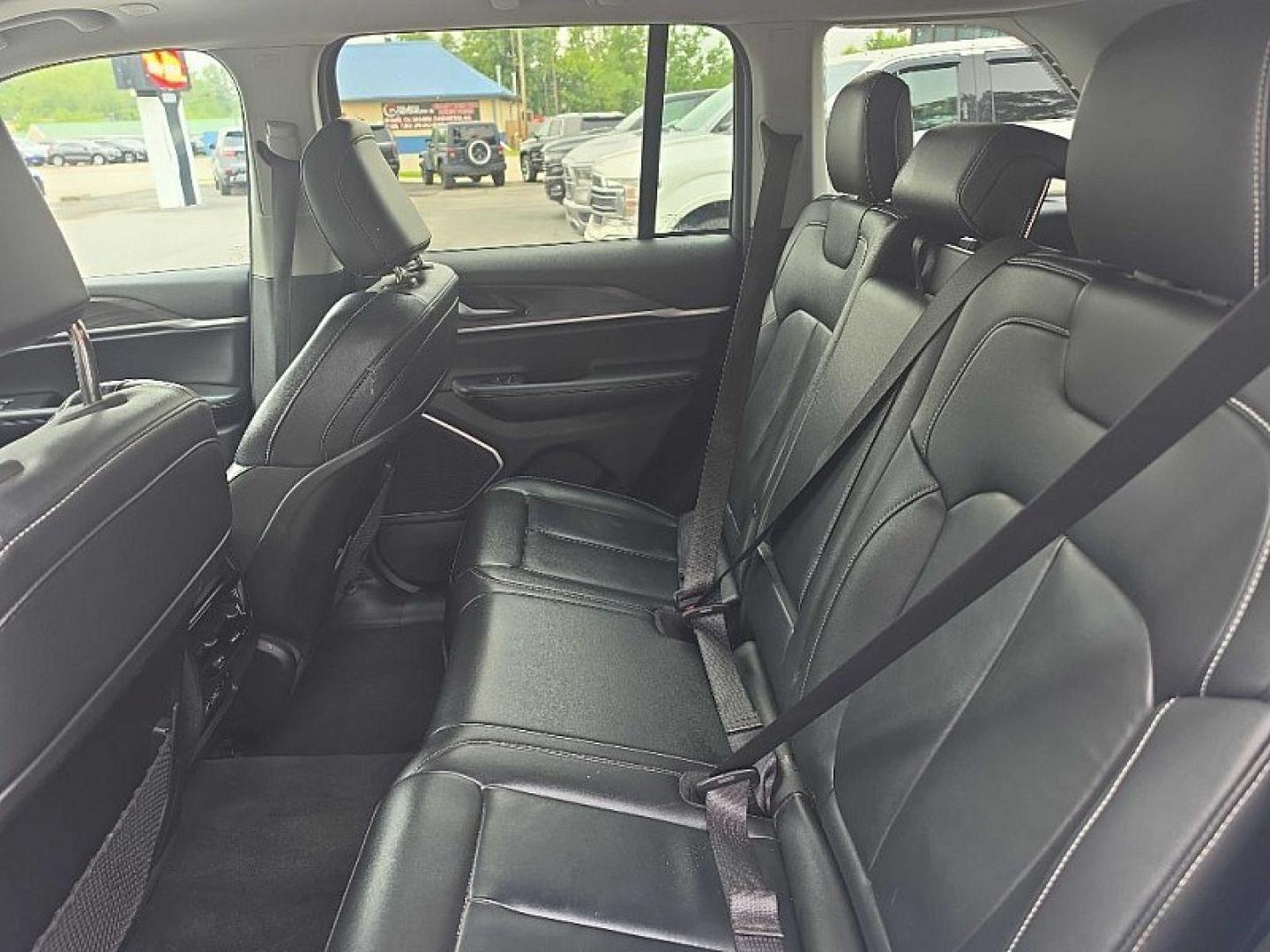 2022 WHITE /BLACK Jeep Grand Cherokee Limited 4WD (1C4RJHBG6N8) with an 3.6L V6 DOHC 24V engine, 8A transmission, located at 3304 Woodville Road, Northwood, OH, 43619, (419) 210-8019, 41.612694, -83.480743 - Your #1 Destination for Auto Loans and mdash;No Matter Your Credit!At our dealership, we believe everyone deserves the opportunity to drive their dream car and mdash;whether you have good credit, bad credit, or no credit at all. With a wide selection of hundreds of cars, trucks, and SUVs, you'll fin- Photo#11