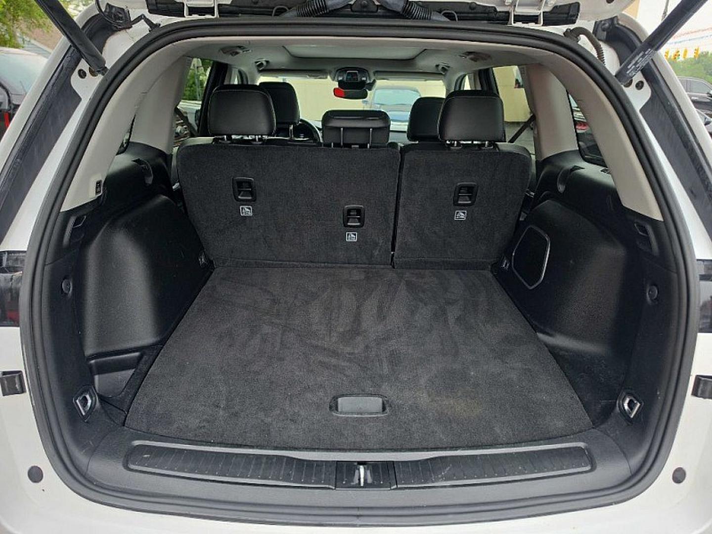 2022 WHITE /BLACK Jeep Grand Cherokee Limited 4WD (1C4RJHBG6N8) with an 3.6L V6 DOHC 24V engine, 8A transmission, located at 3304 Woodville Road, Northwood, OH, 43619, (419) 210-8019, 41.612694, -83.480743 - Your #1 Destination for Auto Loans and mdash;No Matter Your Credit!At our dealership, we believe everyone deserves the opportunity to drive their dream car and mdash;whether you have good credit, bad credit, or no credit at all. With a wide selection of hundreds of cars, trucks, and SUVs, you'll fin- Photo#12