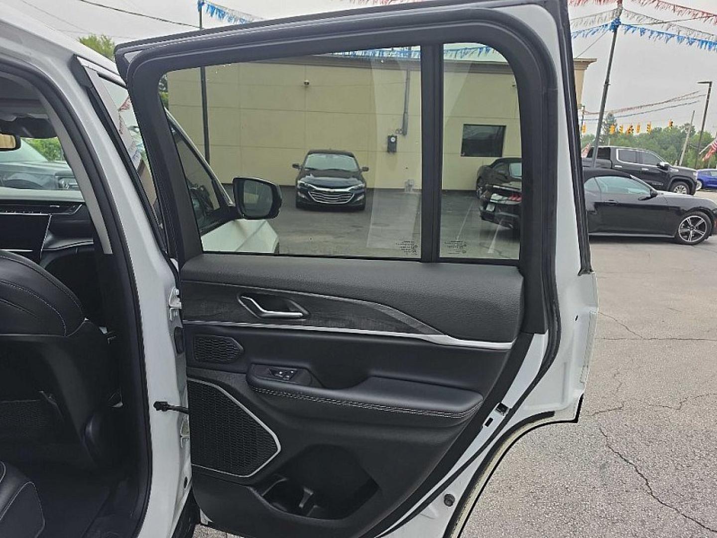 2022 WHITE /BLACK Jeep Grand Cherokee Limited 4WD (1C4RJHBG6N8) with an 3.6L V6 DOHC 24V engine, 8A transmission, located at 3304 Woodville Road, Northwood, OH, 43619, (419) 210-8019, 41.612694, -83.480743 - Your #1 Destination for Auto Loans and mdash;No Matter Your Credit!At our dealership, we believe everyone deserves the opportunity to drive their dream car and mdash;whether you have good credit, bad credit, or no credit at all. With a wide selection of hundreds of cars, trucks, and SUVs, you'll fin- Photo#13