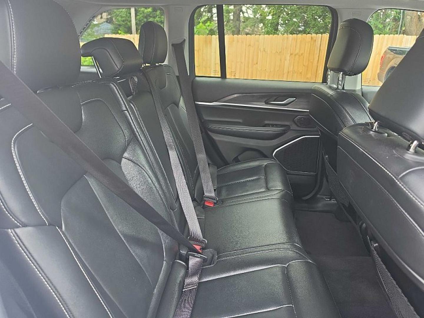 2022 WHITE /BLACK Jeep Grand Cherokee Limited 4WD (1C4RJHBG6N8) with an 3.6L V6 DOHC 24V engine, 8A transmission, located at 3304 Woodville Road, Northwood, OH, 43619, (419) 210-8019, 41.612694, -83.480743 - Your #1 Destination for Auto Loans and mdash;No Matter Your Credit!At our dealership, we believe everyone deserves the opportunity to drive their dream car and mdash;whether you have good credit, bad credit, or no credit at all. With a wide selection of hundreds of cars, trucks, and SUVs, you'll fin- Photo#14