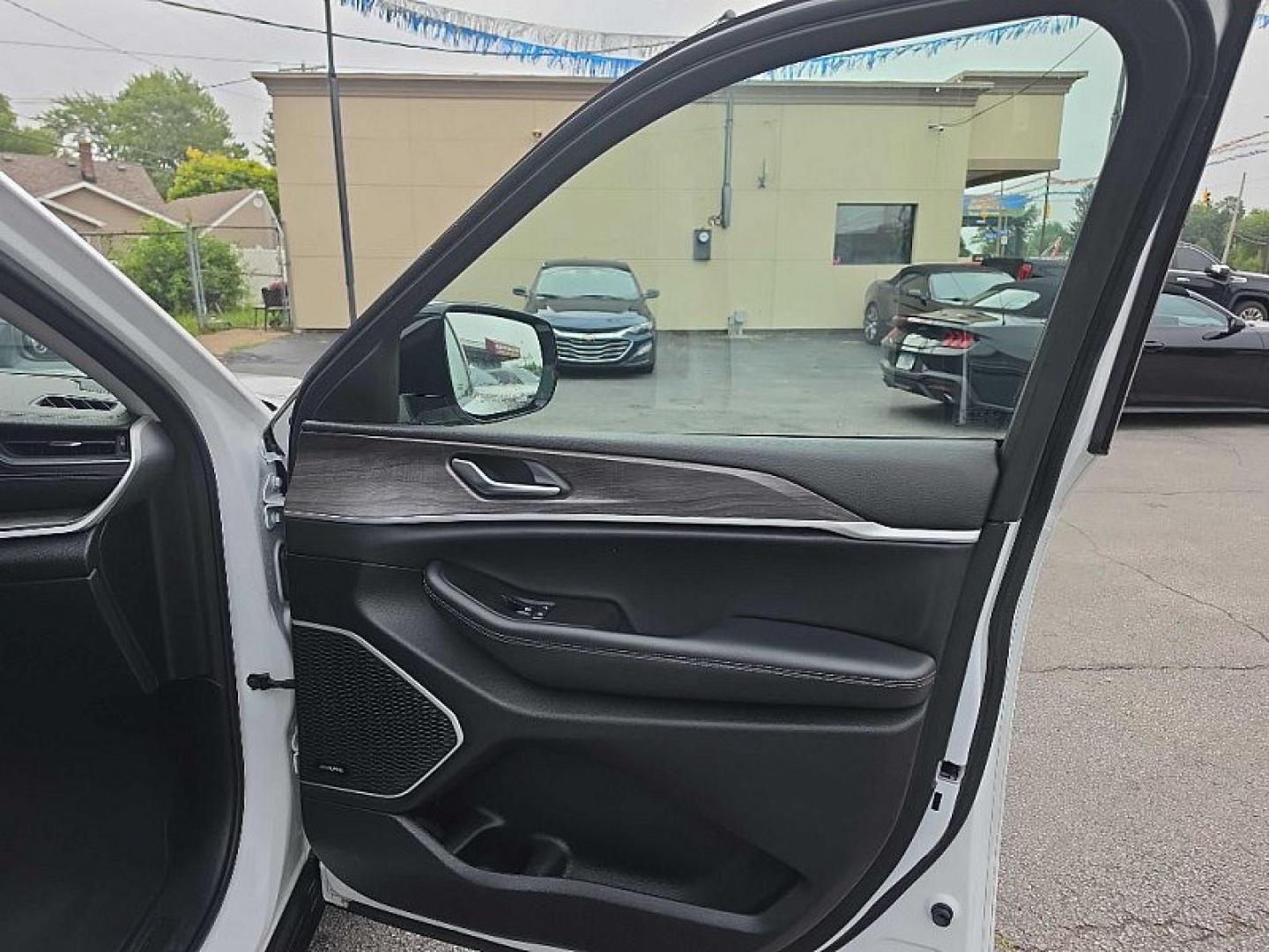 2022 WHITE /BLACK Jeep Grand Cherokee Limited 4WD (1C4RJHBG6N8) with an 3.6L V6 DOHC 24V engine, 8A transmission, located at 3304 Woodville Road, Northwood, OH, 43619, (419) 210-8019, 41.612694, -83.480743 - Your #1 Destination for Auto Loans and mdash;No Matter Your Credit!At our dealership, we believe everyone deserves the opportunity to drive their dream car and mdash;whether you have good credit, bad credit, or no credit at all. With a wide selection of hundreds of cars, trucks, and SUVs, you'll fin- Photo#15