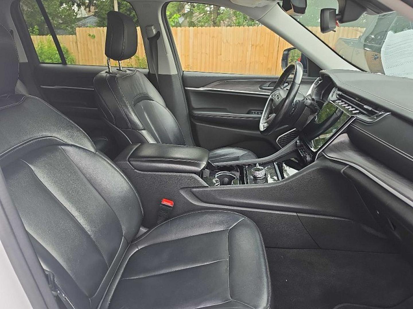 2022 WHITE /BLACK Jeep Grand Cherokee Limited 4WD (1C4RJHBG6N8) with an 3.6L V6 DOHC 24V engine, 8A transmission, located at 3304 Woodville Road, Northwood, OH, 43619, (419) 210-8019, 41.612694, -83.480743 - Your #1 Destination for Auto Loans and mdash;No Matter Your Credit!At our dealership, we believe everyone deserves the opportunity to drive their dream car and mdash;whether you have good credit, bad credit, or no credit at all. With a wide selection of hundreds of cars, trucks, and SUVs, you'll fin- Photo#16