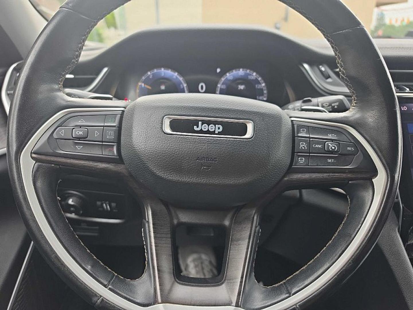 2022 WHITE /BLACK Jeep Grand Cherokee Limited 4WD (1C4RJHBG6N8) with an 3.6L V6 DOHC 24V engine, 8A transmission, located at 3304 Woodville Road, Northwood, OH, 43619, (419) 210-8019, 41.612694, -83.480743 - Your #1 Destination for Auto Loans and mdash;No Matter Your Credit!At our dealership, we believe everyone deserves the opportunity to drive their dream car and mdash;whether you have good credit, bad credit, or no credit at all. With a wide selection of hundreds of cars, trucks, and SUVs, you'll fin- Photo#19