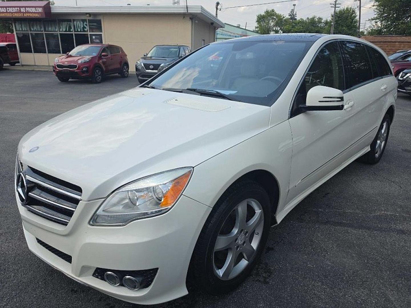 2011 WHITE /BEIGE Mercedes-Benz R-Class R350 4MATIC w/ 3rd Row (4JGCB6FE3BA) with an 3.5L V6 DOHC 24V engine, 7A transmission, located at 3304 Woodville Road, Northwood, OH, 43619, (419) 210-8019, 41.612694, -83.480743 - Your #1 Destination for Auto Loans and mdash;No Matter Your Credit!At our dealership, we believe everyone deserves the opportunity to drive their dream car and mdash;whether you have good credit, bad credit, or no credit at all. With a wide selection of hundreds of cars, trucks, and SUVs, you'll fin- Photo#0