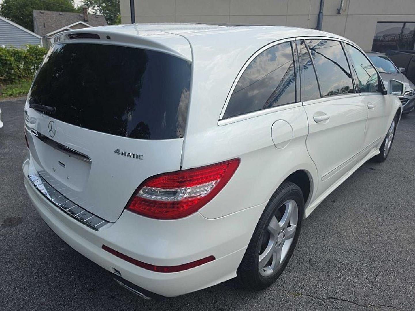 2011 WHITE /BEIGE Mercedes-Benz R-Class R350 4MATIC w/ 3rd Row (4JGCB6FE3BA) with an 3.5L V6 DOHC 24V engine, 7A transmission, located at 3304 Woodville Road, Northwood, OH, 43619, (419) 210-8019, 41.612694, -83.480743 - Your #1 Destination for Auto Loans and mdash;No Matter Your Credit!At our dealership, we believe everyone deserves the opportunity to drive their dream car and mdash;whether you have good credit, bad credit, or no credit at all. With a wide selection of hundreds of cars, trucks, and SUVs, you'll fin- Photo#4