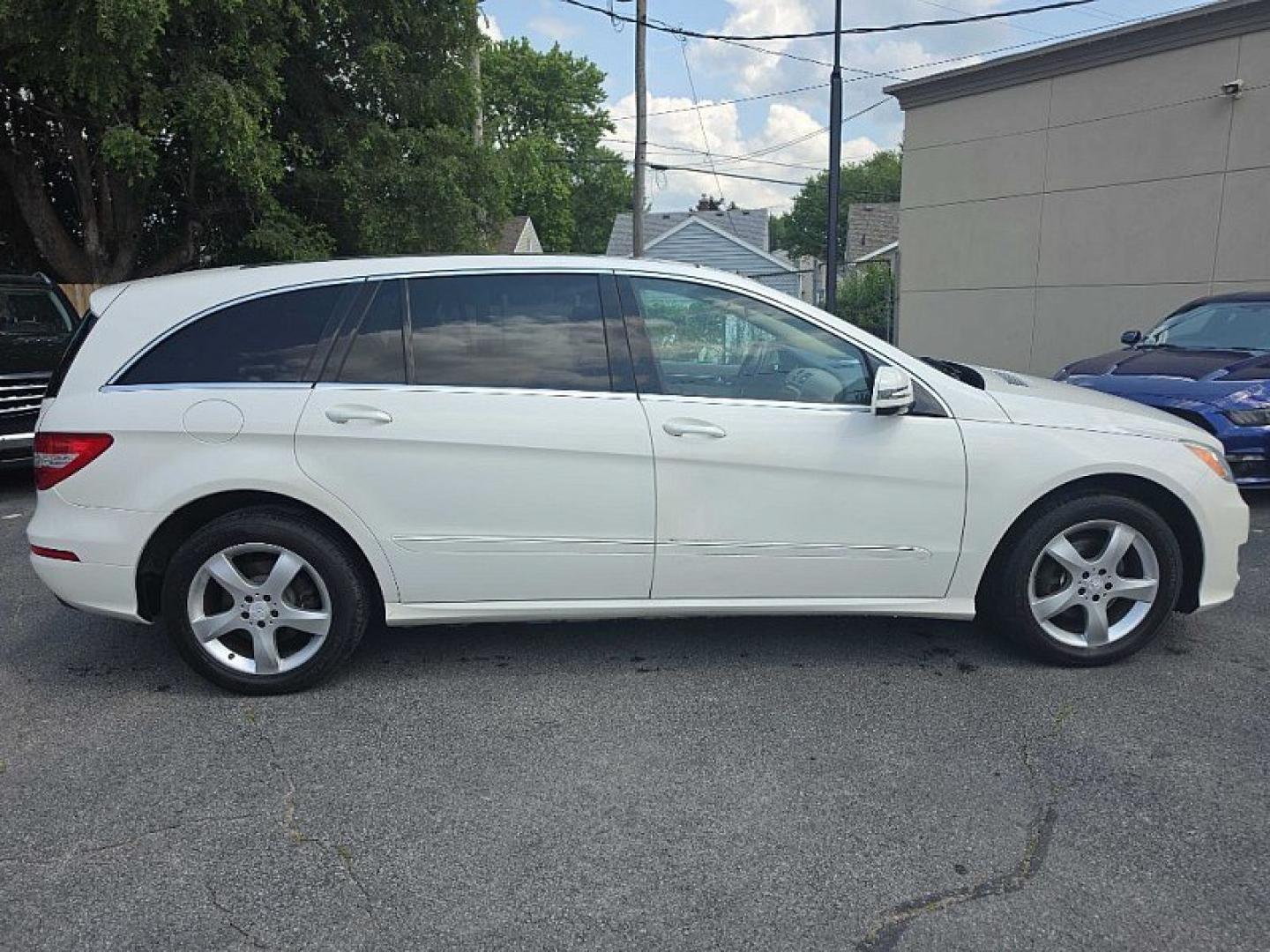 2011 WHITE /BEIGE Mercedes-Benz R-Class R350 4MATIC w/ 3rd Row (4JGCB6FE3BA) with an 3.5L V6 DOHC 24V engine, 7A transmission, located at 3304 Woodville Road, Northwood, OH, 43619, (419) 210-8019, 41.612694, -83.480743 - Your #1 Destination for Auto Loans and mdash;No Matter Your Credit!At our dealership, we believe everyone deserves the opportunity to drive their dream car and mdash;whether you have good credit, bad credit, or no credit at all. With a wide selection of hundreds of cars, trucks, and SUVs, you'll fin- Photo#5