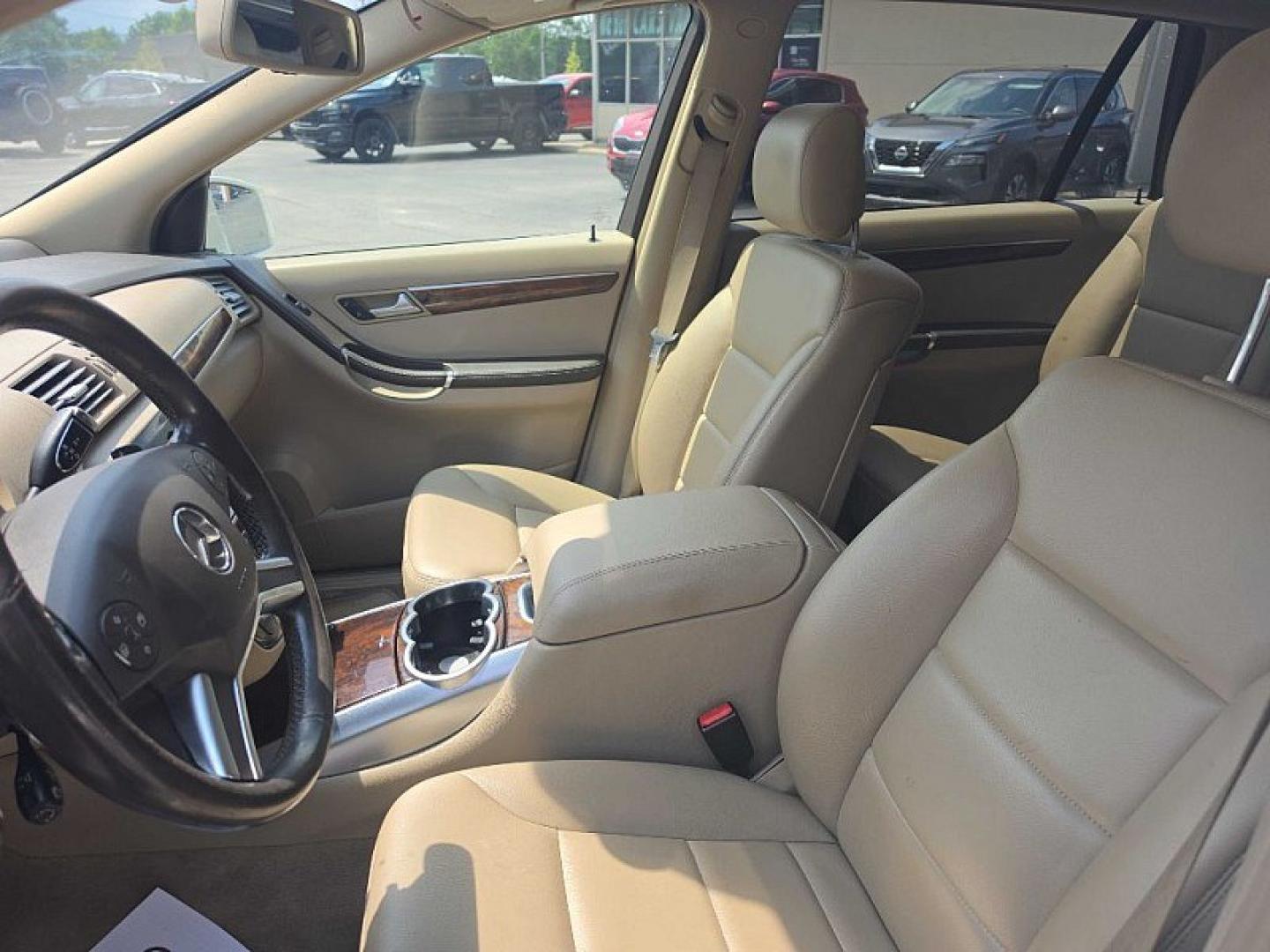 2011 WHITE /BEIGE Mercedes-Benz R-Class R350 4MATIC w/ 3rd Row (4JGCB6FE3BA) with an 3.5L V6 DOHC 24V engine, 7A transmission, located at 3304 Woodville Road, Northwood, OH, 43619, (419) 210-8019, 41.612694, -83.480743 - Your #1 Destination for Auto Loans and mdash;No Matter Your Credit!At our dealership, we believe everyone deserves the opportunity to drive their dream car and mdash;whether you have good credit, bad credit, or no credit at all. With a wide selection of hundreds of cars, trucks, and SUVs, you'll fin- Photo#9