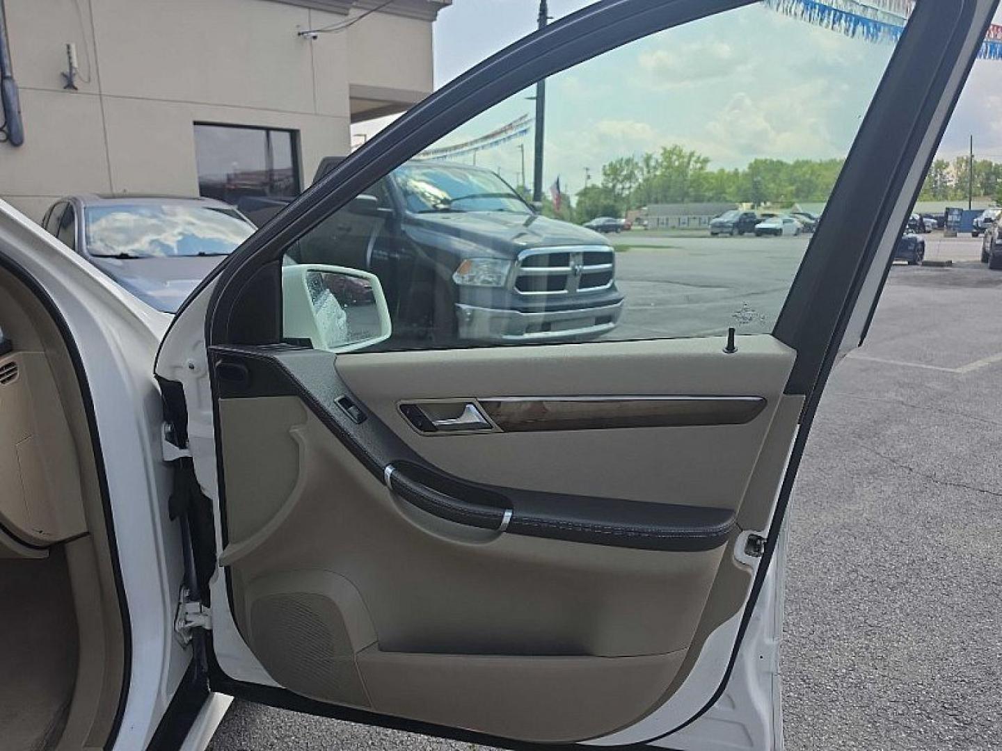 2011 WHITE /BEIGE Mercedes-Benz R-Class R350 4MATIC w/ 3rd Row (4JGCB6FE3BA) with an 3.5L V6 DOHC 24V engine, 7A transmission, located at 3304 Woodville Road, Northwood, OH, 43619, (419) 210-8019, 41.612694, -83.480743 - Your #1 Destination for Auto Loans and mdash;No Matter Your Credit!At our dealership, we believe everyone deserves the opportunity to drive their dream car and mdash;whether you have good credit, bad credit, or no credit at all. With a wide selection of hundreds of cars, trucks, and SUVs, you'll fin- Photo#17