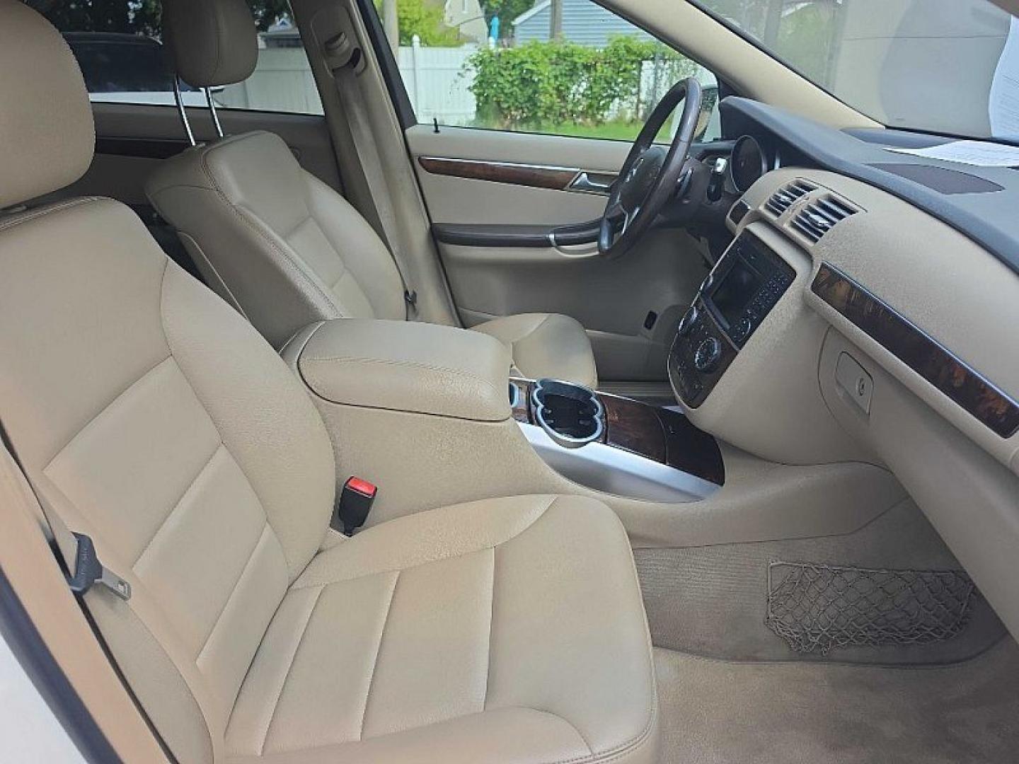 2011 WHITE /BEIGE Mercedes-Benz R-Class R350 4MATIC w/ 3rd Row (4JGCB6FE3BA) with an 3.5L V6 DOHC 24V engine, 7A transmission, located at 3304 Woodville Road, Northwood, OH, 43619, (419) 210-8019, 41.612694, -83.480743 - Your #1 Destination for Auto Loans and mdash;No Matter Your Credit!At our dealership, we believe everyone deserves the opportunity to drive their dream car and mdash;whether you have good credit, bad credit, or no credit at all. With a wide selection of hundreds of cars, trucks, and SUVs, you'll fin- Photo#18