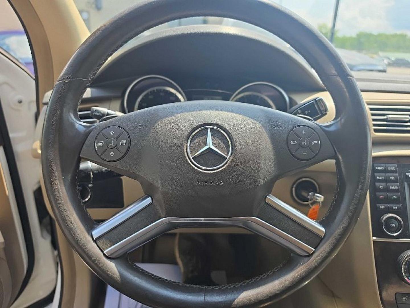 2011 WHITE /BEIGE Mercedes-Benz R-Class R350 4MATIC w/ 3rd Row (4JGCB6FE3BA) with an 3.5L V6 DOHC 24V engine, 7A transmission, located at 3304 Woodville Road, Northwood, OH, 43619, (419) 210-8019, 41.612694, -83.480743 - Your #1 Destination for Auto Loans and mdash;No Matter Your Credit!At our dealership, we believe everyone deserves the opportunity to drive their dream car and mdash;whether you have good credit, bad credit, or no credit at all. With a wide selection of hundreds of cars, trucks, and SUVs, you'll fin- Photo#21
