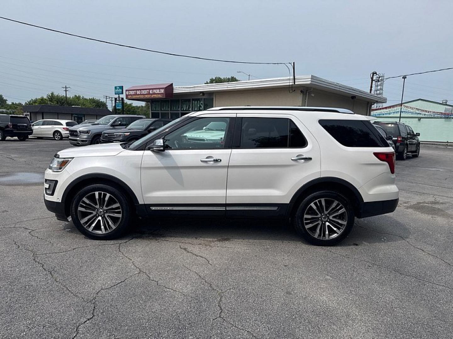 2017 WHITE /BLACK Ford Explorer Platinum AWD (1FM5K8HT1HG) with an 3.5L V6 DOHC 24V engine, 6A transmission, located at 3304 Woodville Road, Northwood, OH, 43619, (419) 210-8019, 41.612694, -83.480743 - Your #1 Destination for Auto Loans and mdash;No Matter Your Credit!At our dealership, we believe everyone deserves the opportunity to drive their dream car and mdash;whether you have good credit, bad credit, or no credit at all. With a wide selection of hundreds of cars, trucks, and SUVs, you'll fin- Photo#1