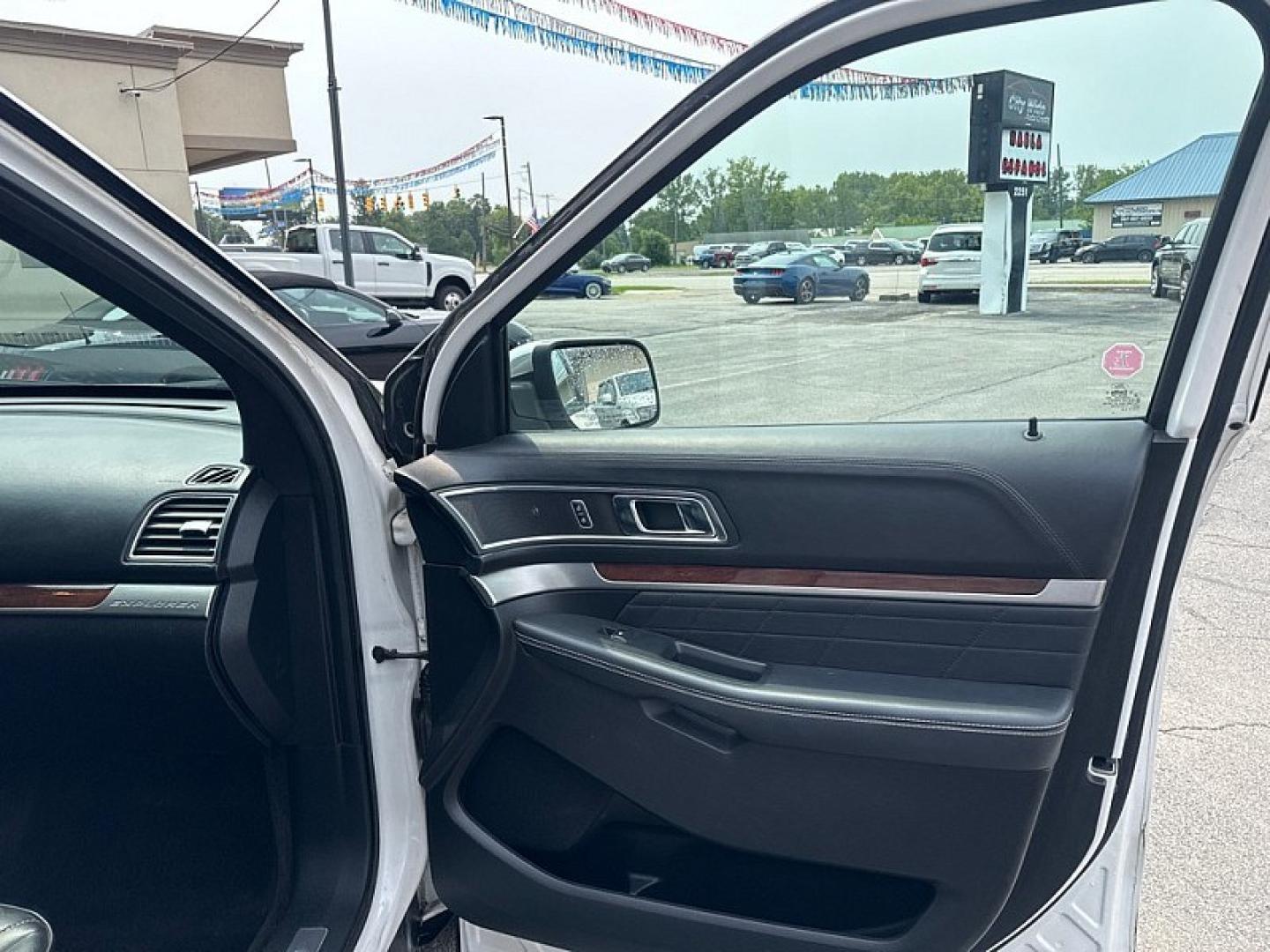 2017 WHITE /BLACK Ford Explorer Platinum AWD (1FM5K8HT1HG) with an 3.5L V6 DOHC 24V engine, 6A transmission, located at 3304 Woodville Road, Northwood, OH, 43619, (419) 210-8019, 41.612694, -83.480743 - Your #1 Destination for Auto Loans and mdash;No Matter Your Credit!At our dealership, we believe everyone deserves the opportunity to drive their dream car and mdash;whether you have good credit, bad credit, or no credit at all. With a wide selection of hundreds of cars, trucks, and SUVs, you'll fin- Photo#16
