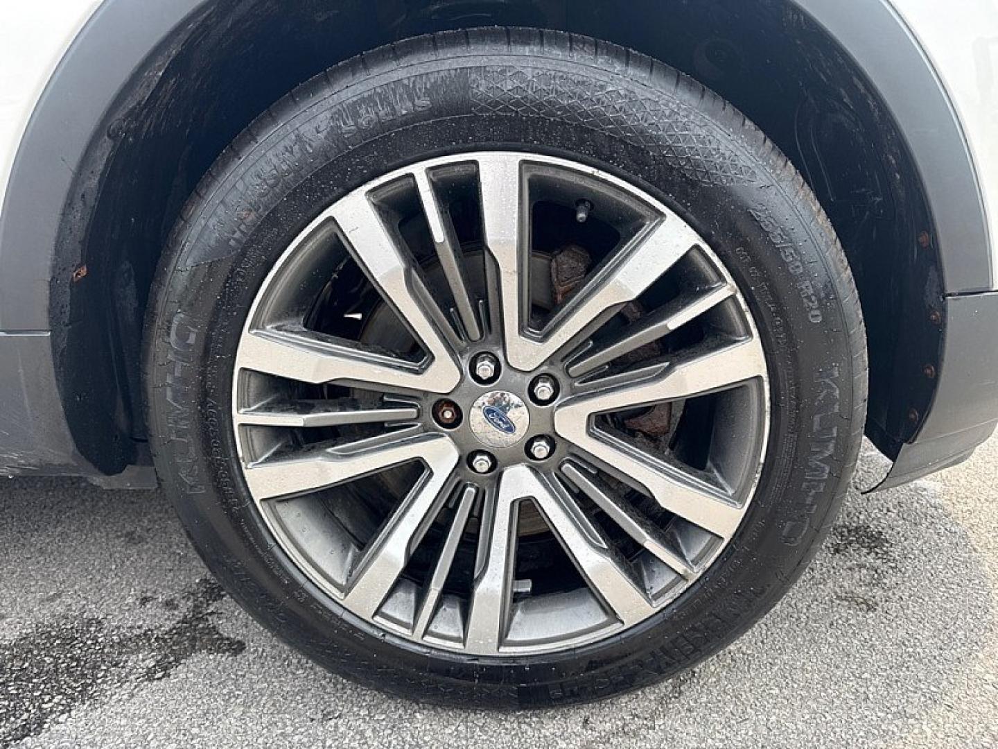 2017 WHITE /BLACK Ford Explorer Platinum AWD (1FM5K8HT1HG) with an 3.5L V6 DOHC 24V engine, 6A transmission, located at 3304 Woodville Road, Northwood, OH, 43619, (419) 210-8019, 41.612694, -83.480743 - Your #1 Destination for Auto Loans and mdash;No Matter Your Credit!At our dealership, we believe everyone deserves the opportunity to drive their dream car and mdash;whether you have good credit, bad credit, or no credit at all. With a wide selection of hundreds of cars, trucks, and SUVs, you'll fin- Photo#18