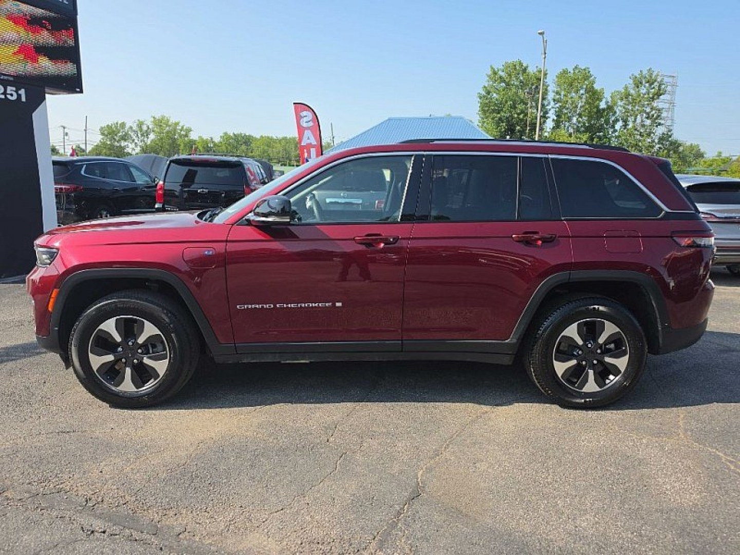 2023 RED /BLACK Jeep Grand Cherokee 4xe Limited (1C4RJYB6XPC) with an 2.0L L4 DOHC 16V HYBRID engine, 8A transmission, located at 3304 Woodville Road, Northwood, OH, 43619, (419) 210-8019, 41.612694, -83.480743 - Your #1 Destination for Auto Loans and mdash;No Matter Your Credit!At our dealership, we believe everyone deserves the opportunity to drive their dream car and mdash;whether you have good credit, bad credit, or no credit at all. With a wide selection of hundreds of cars, trucks, and SUVs, you'll fin- Photo#3