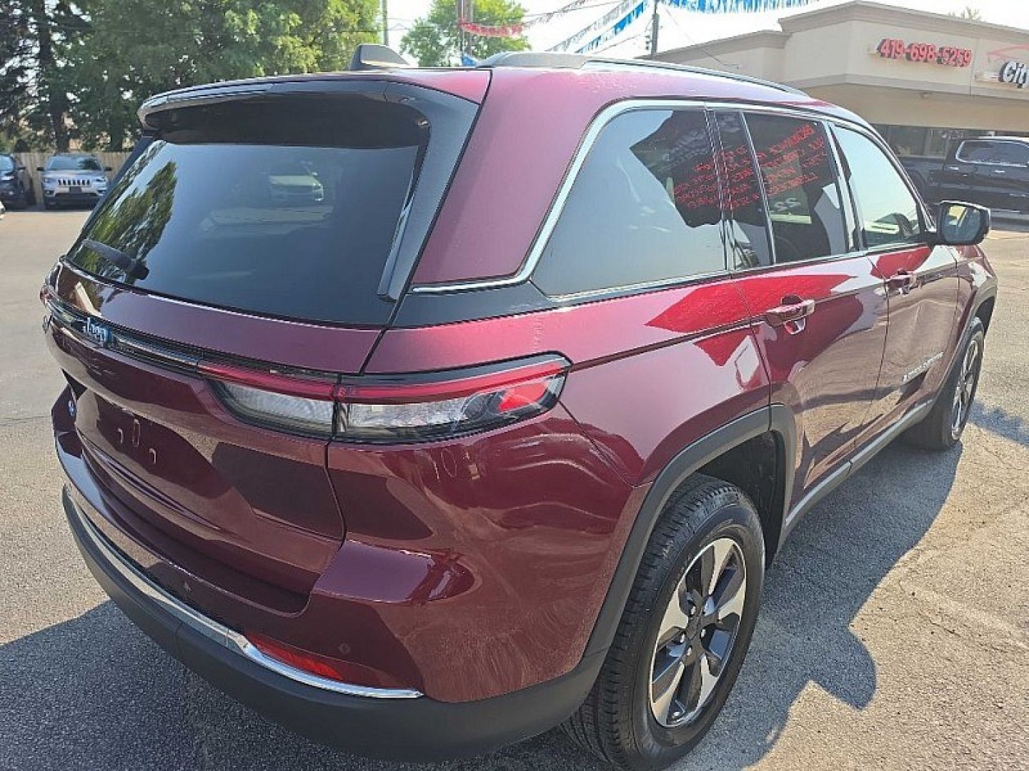 2023 RED /BLACK Jeep Grand Cherokee 4xe Limited (1C4RJYB6XPC) with an 2.0L L4 DOHC 16V HYBRID engine, 8A transmission, located at 3304 Woodville Road, Northwood, OH, 43619, (419) 210-8019, 41.612694, -83.480743 - Your #1 Destination for Auto Loans and mdash;No Matter Your Credit!At our dealership, we believe everyone deserves the opportunity to drive their dream car and mdash;whether you have good credit, bad credit, or no credit at all. With a wide selection of hundreds of cars, trucks, and SUVs, you'll fin- Photo#4