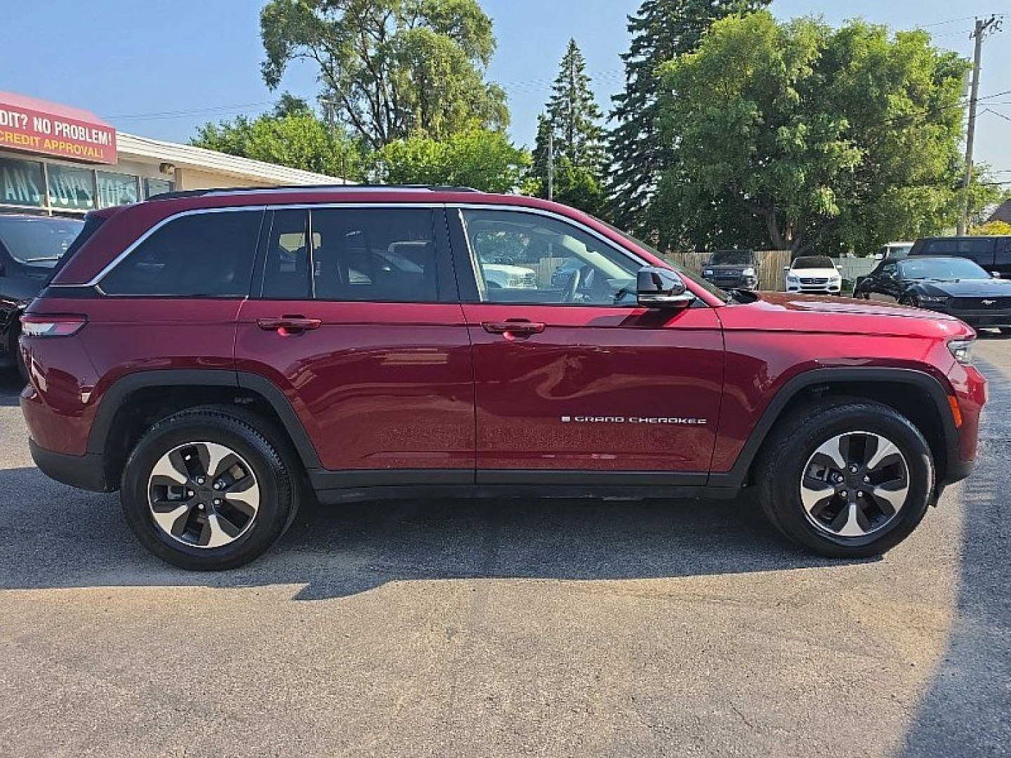 2023 RED /BLACK Jeep Grand Cherokee 4xe Limited (1C4RJYB6XPC) with an 2.0L L4 DOHC 16V HYBRID engine, 8A transmission, located at 3304 Woodville Road, Northwood, OH, 43619, (419) 210-8019, 41.612694, -83.480743 - Your #1 Destination for Auto Loans and mdash;No Matter Your Credit!At our dealership, we believe everyone deserves the opportunity to drive their dream car and mdash;whether you have good credit, bad credit, or no credit at all. With a wide selection of hundreds of cars, trucks, and SUVs, you'll fin- Photo#6