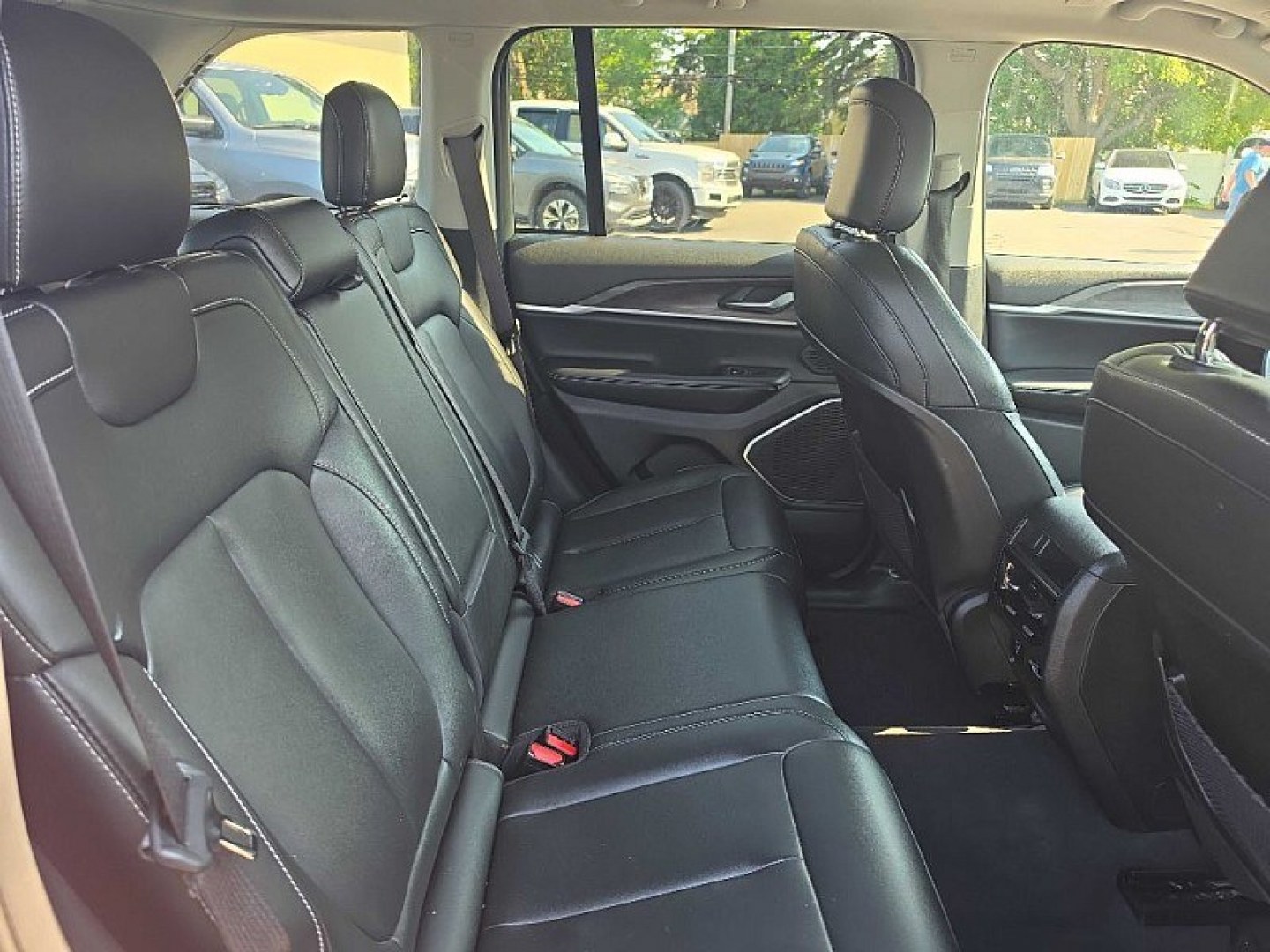 2023 RED /BLACK Jeep Grand Cherokee 4xe Limited (1C4RJYB6XPC) with an 2.0L L4 DOHC 16V HYBRID engine, 8A transmission, located at 3304 Woodville Road, Northwood, OH, 43619, (419) 210-8019, 41.612694, -83.480743 - Your #1 Destination for Auto Loans and mdash;No Matter Your Credit!At our dealership, we believe everyone deserves the opportunity to drive their dream car and mdash;whether you have good credit, bad credit, or no credit at all. With a wide selection of hundreds of cars, trucks, and SUVs, you'll fin- Photo#14