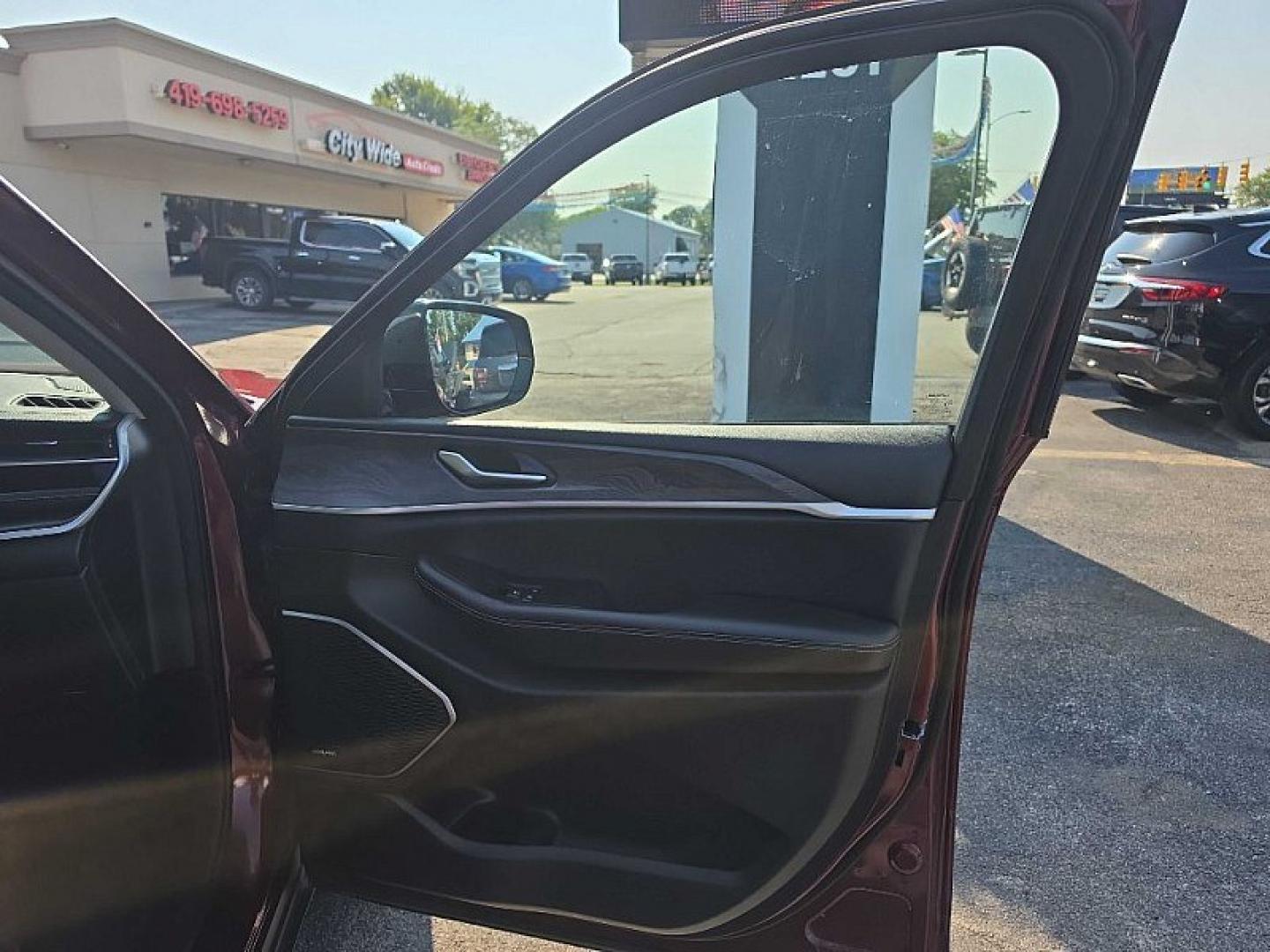2023 RED /BLACK Jeep Grand Cherokee 4xe Limited (1C4RJYB6XPC) with an 2.0L L4 DOHC 16V HYBRID engine, 8A transmission, located at 3304 Woodville Road, Northwood, OH, 43619, (419) 210-8019, 41.612694, -83.480743 - Your #1 Destination for Auto Loans and mdash;No Matter Your Credit!At our dealership, we believe everyone deserves the opportunity to drive their dream car and mdash;whether you have good credit, bad credit, or no credit at all. With a wide selection of hundreds of cars, trucks, and SUVs, you'll fin- Photo#15
