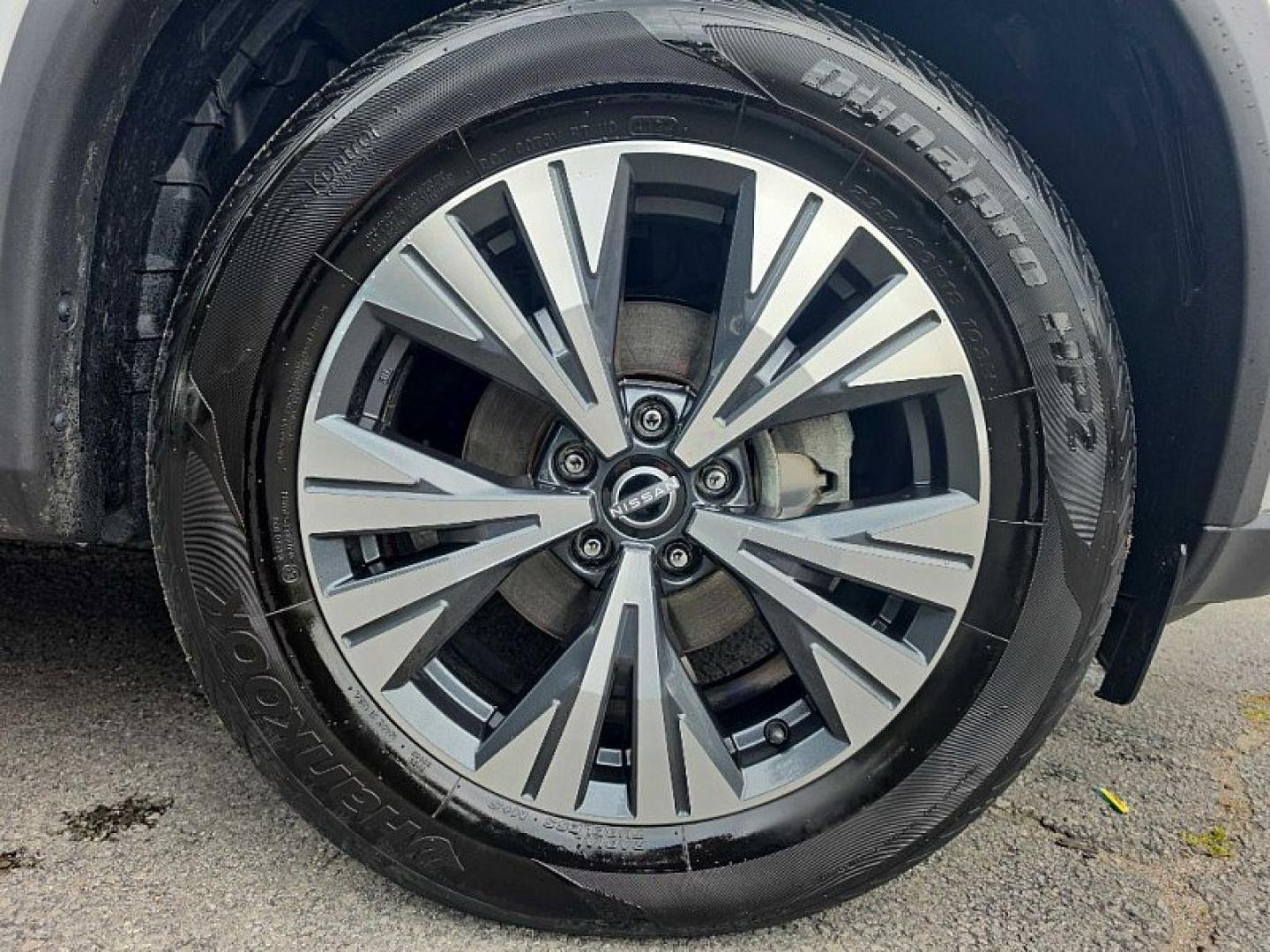 2023 SILVER /BLACK / BEIGE Nissan Rogue SV AWD (5N1BT3BB5PC) with an 2.5L L4 DOHC 16V engine, CVT transmission, located at 3304 Woodville Road, Northwood, OH, 43619, (419) 210-8019, 41.612694, -83.480743 - Your #1 Destination for Auto Loans and mdash;No Matter Your Credit!At our dealership, we believe everyone deserves the opportunity to drive their dream car and mdash;whether you have good credit, bad credit, or no credit at all. With a wide selection of hundreds of cars, trucks, and SUVs, you'll fin- Photo#17