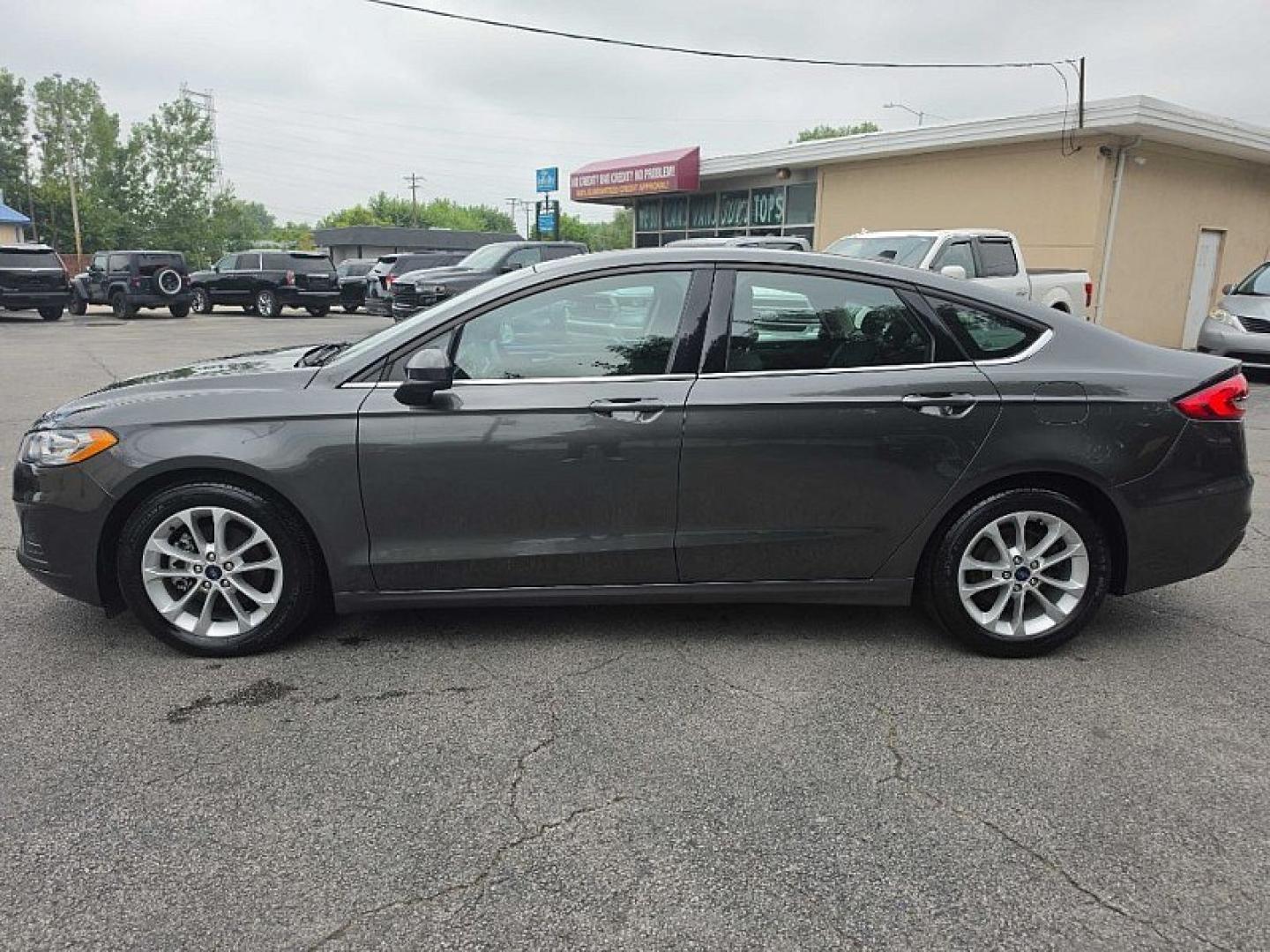 2019 GRAY /BLACK Ford Fusion SE (3FA6P0HD0KR) with an 1.5L L4 DOHC 16V engine, 6A transmission, located at 3304 Woodville Road, Northwood, OH, 43619, (419) 210-8019, 41.612694, -83.480743- Photo#1